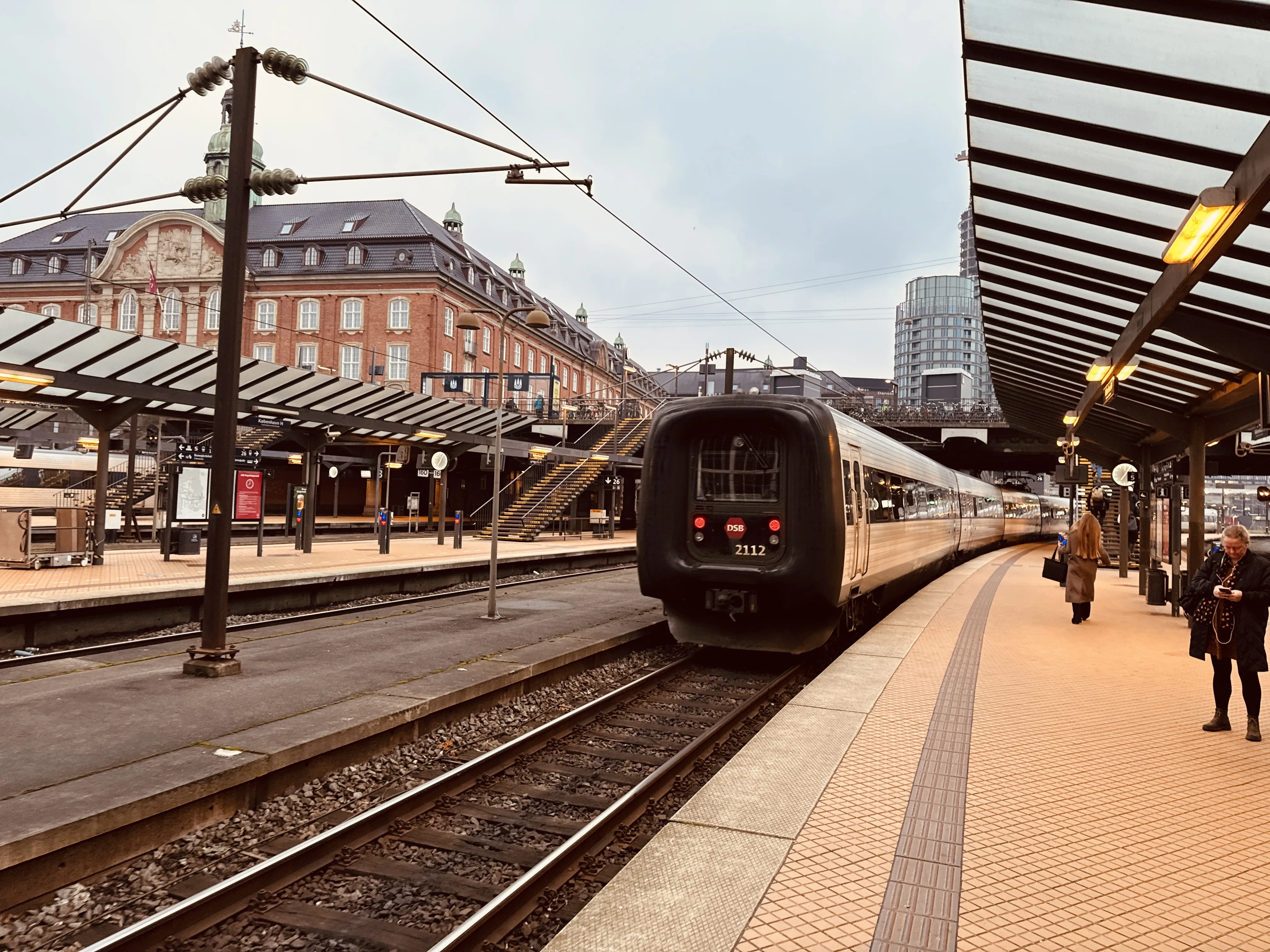 Billede af DSB ER 2012 fotograferet ud for København Hovedbanegård.