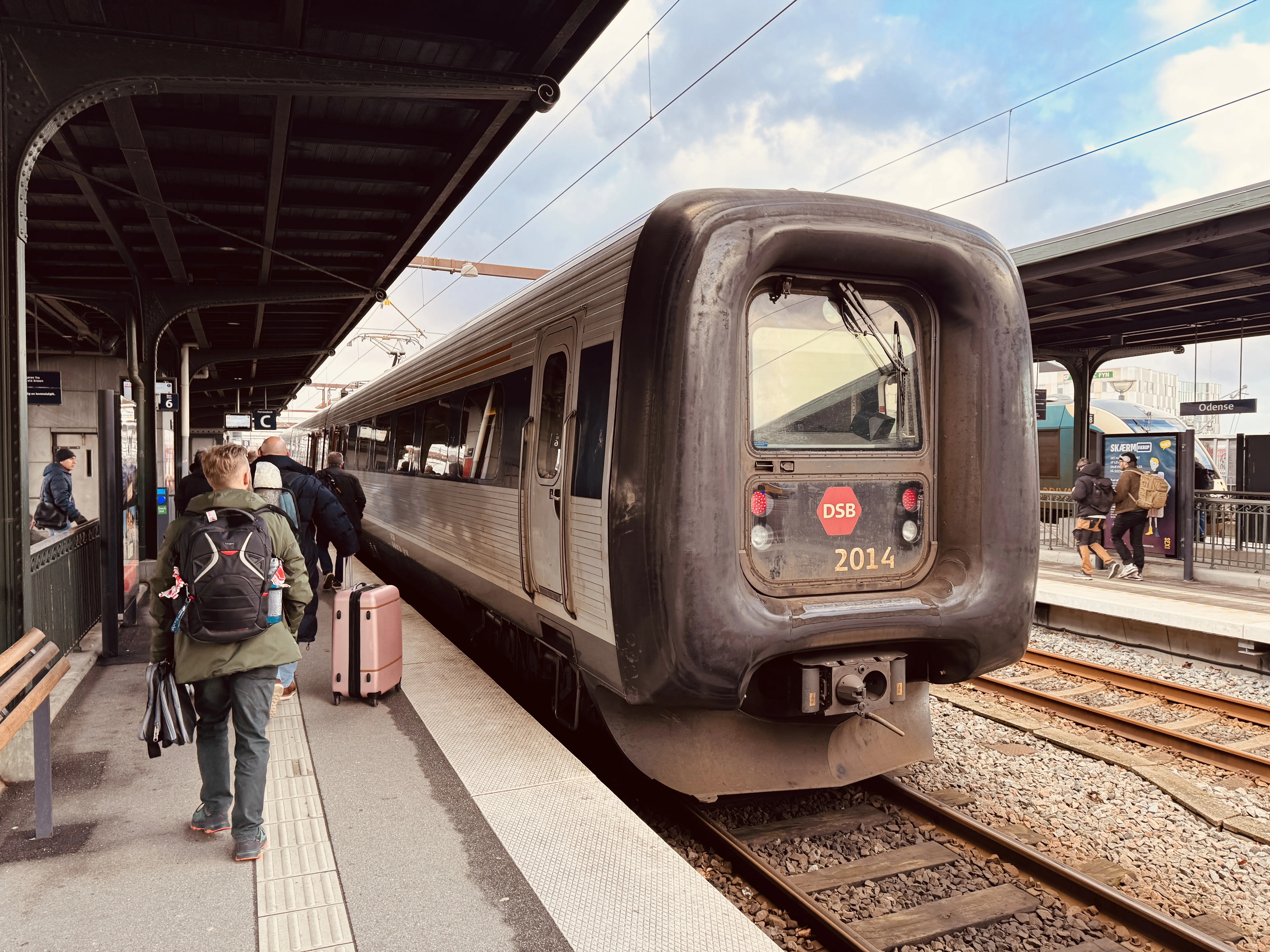 Billede af DSB ER 2014 fotograferet ud for Odense Banegård Center.