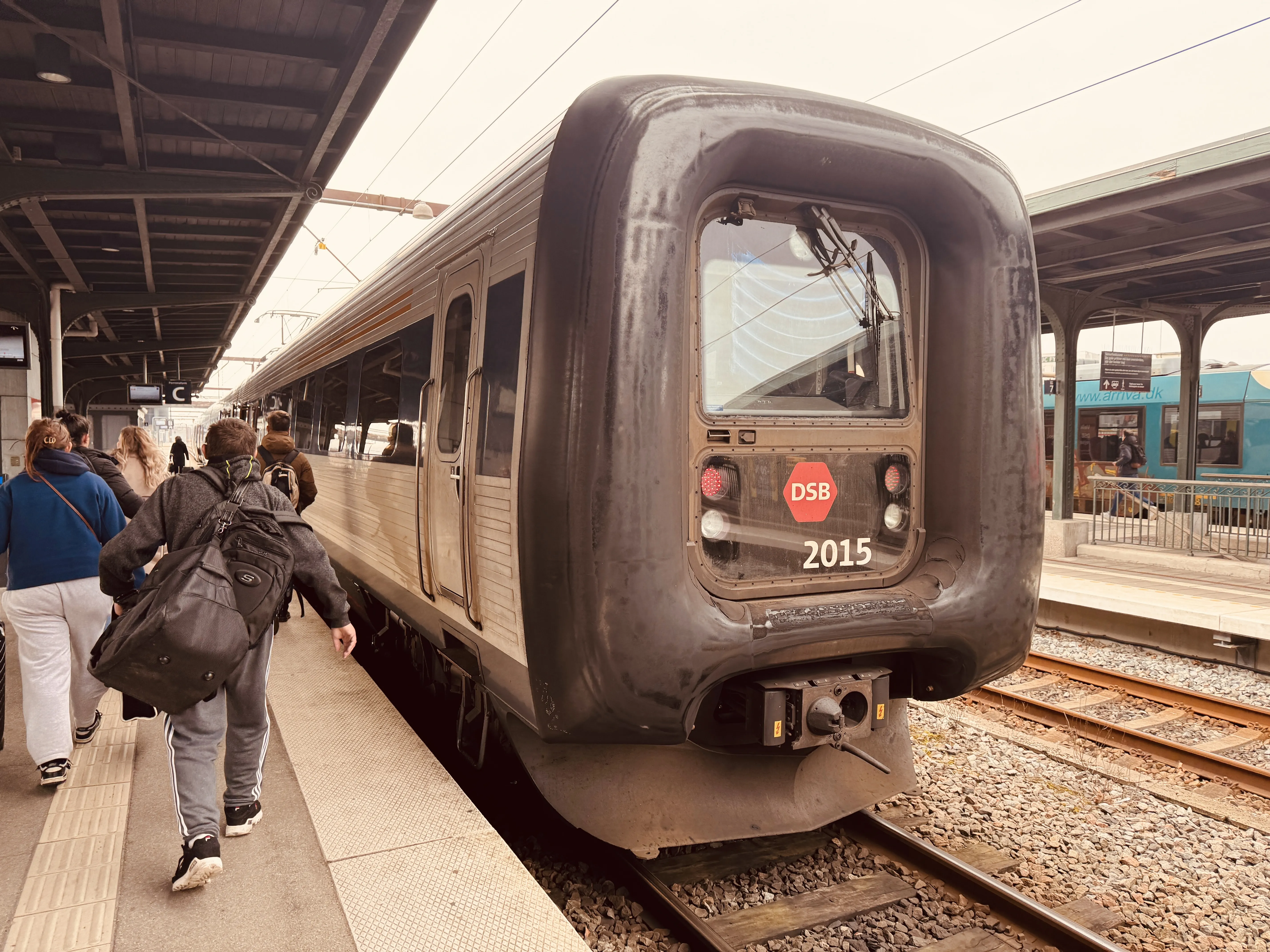 Billede af DSB ER 2015 fotograferet ud for Odense Banegård Center.