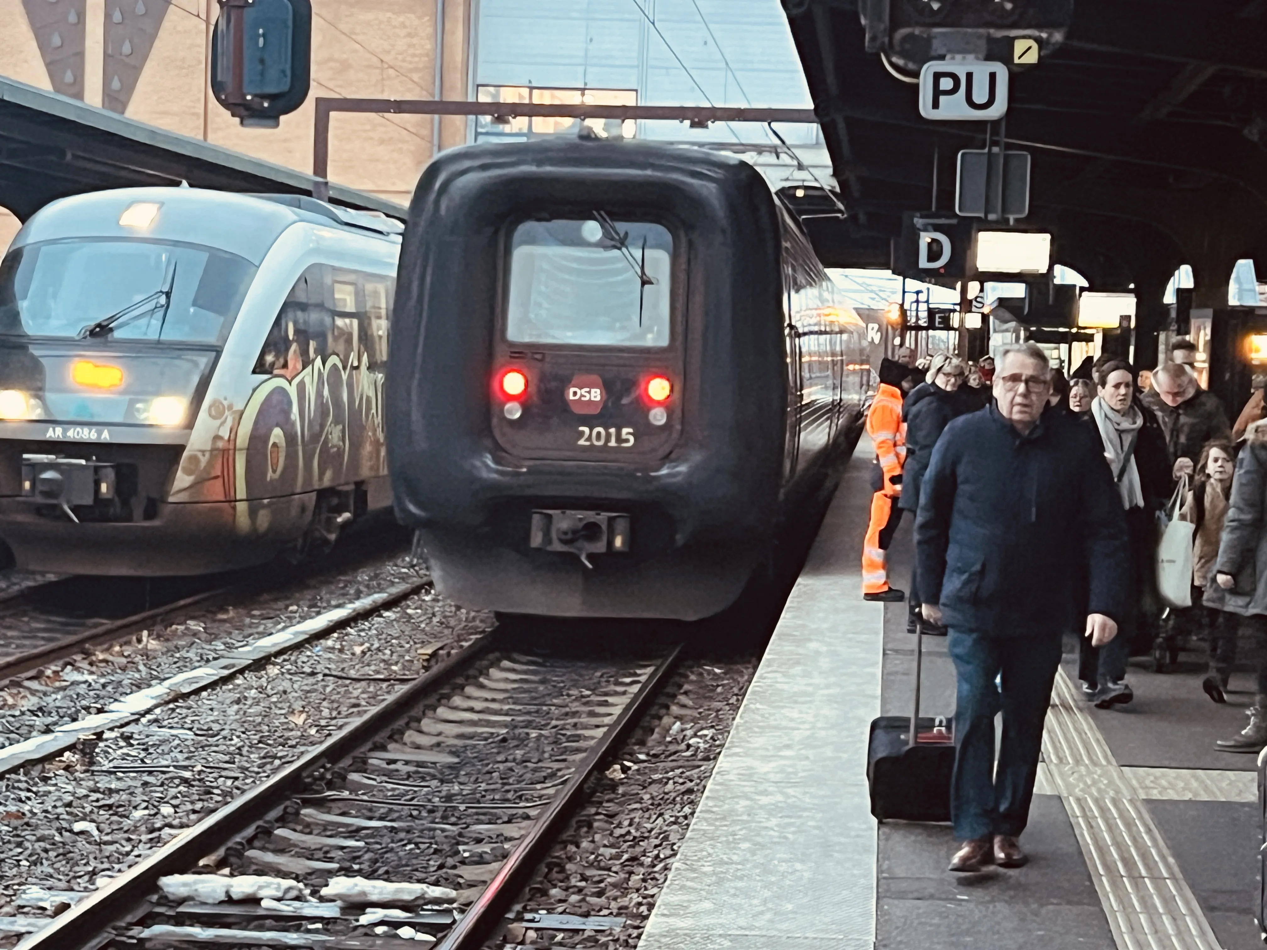 Billede af DSB ER 2015 fotograferet ud for Odense Banegård Center.