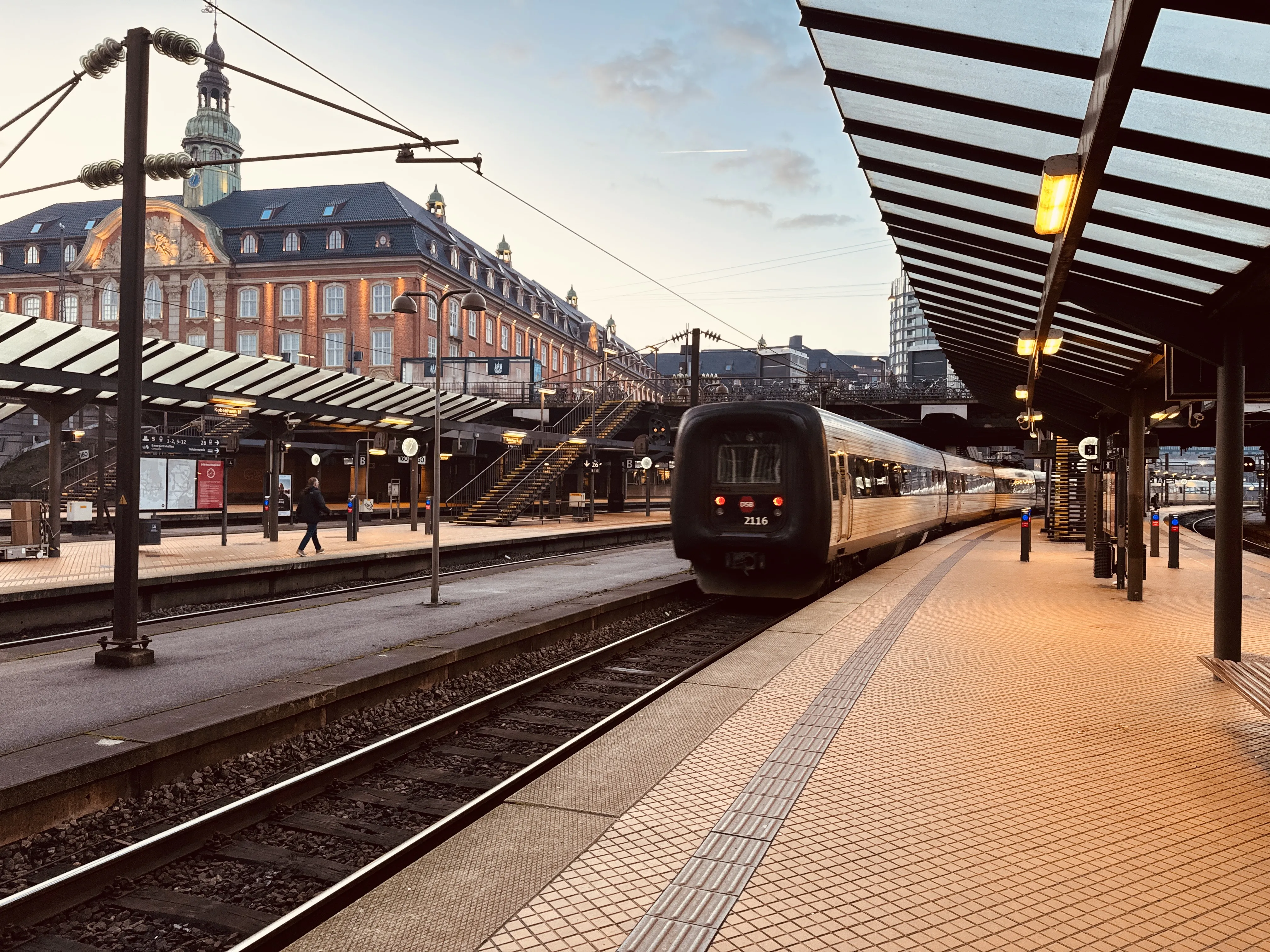 Billede af DSB ER 2016 fotograferet ud for København Hovedbanegård.