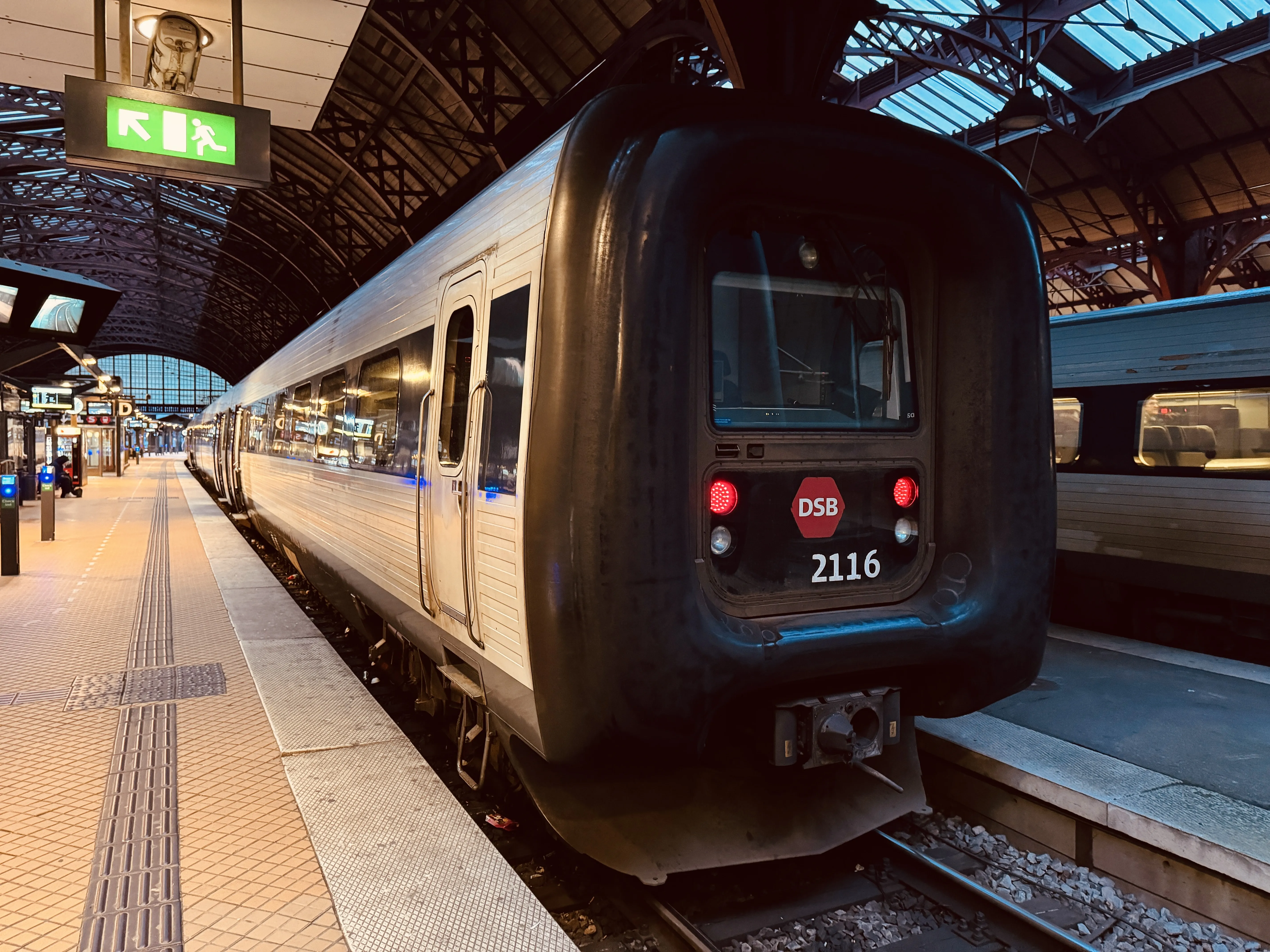 Billede af DSB ER 2016 fotograferet ud for København Hovedbanegård.