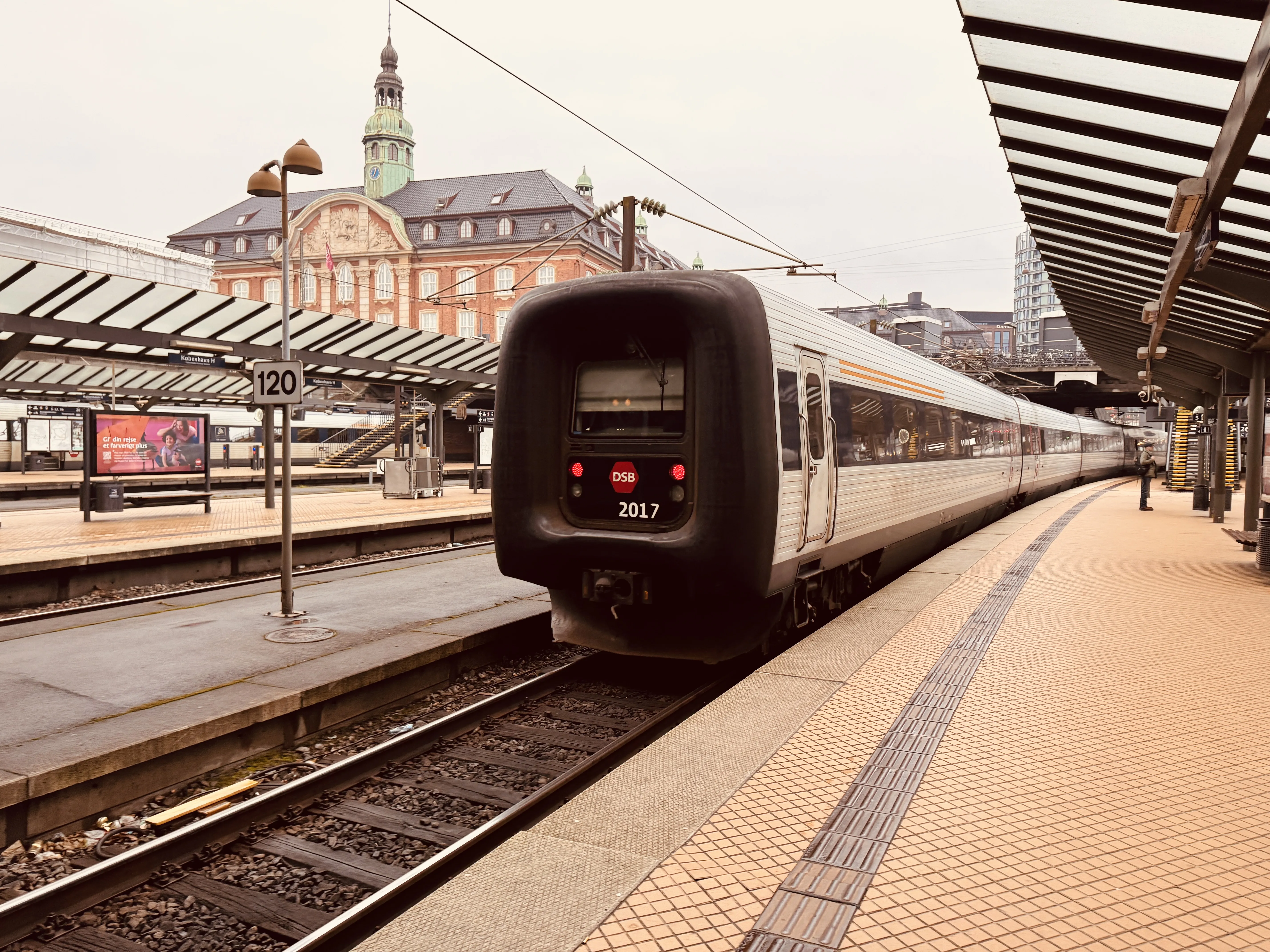 Billede af DSB ER 2017 fotograferet ud for København Hovedbanegård.