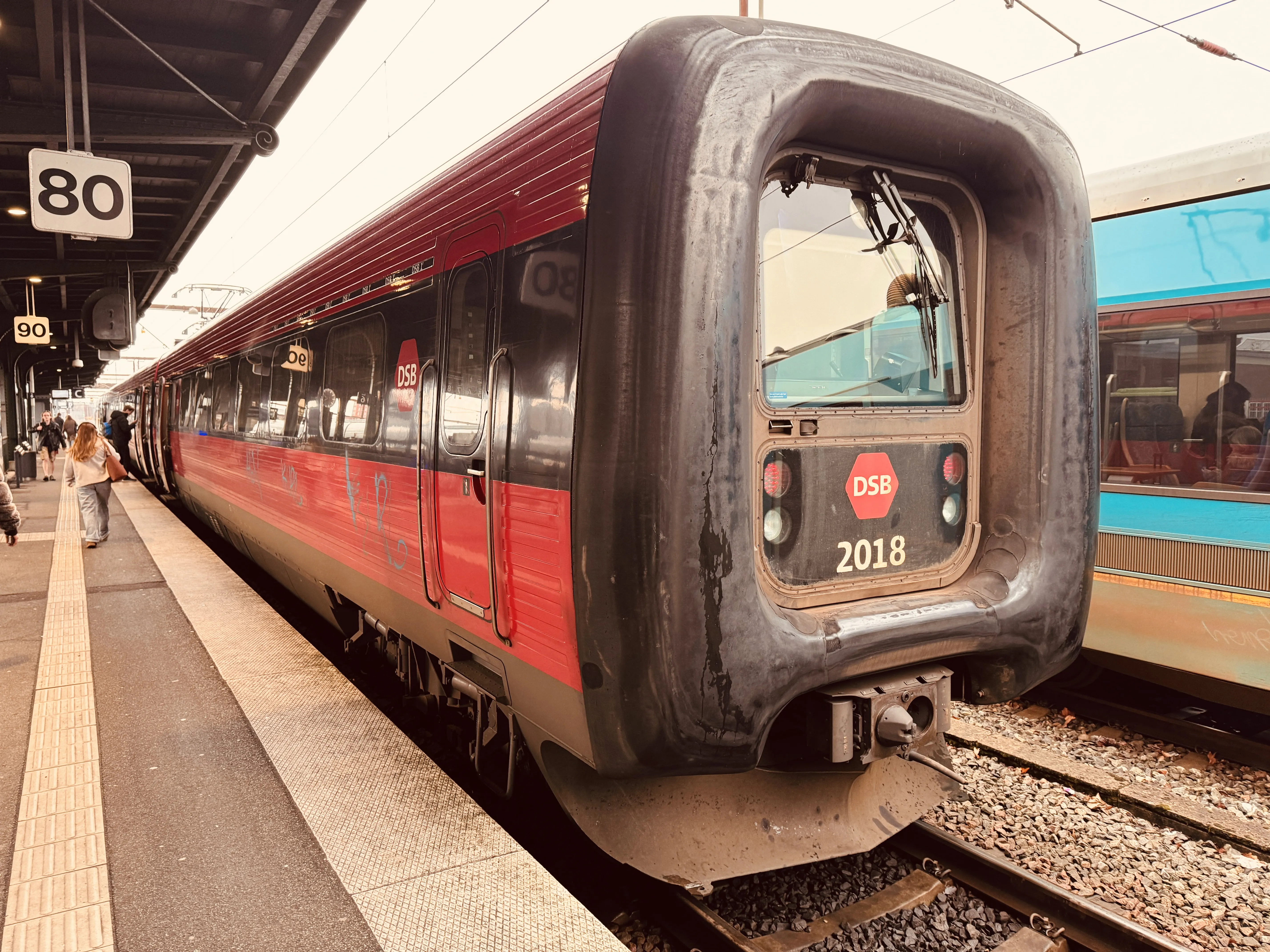 Billede af DSB ER 2018 fotograferet ud for Odense Banegård Center.