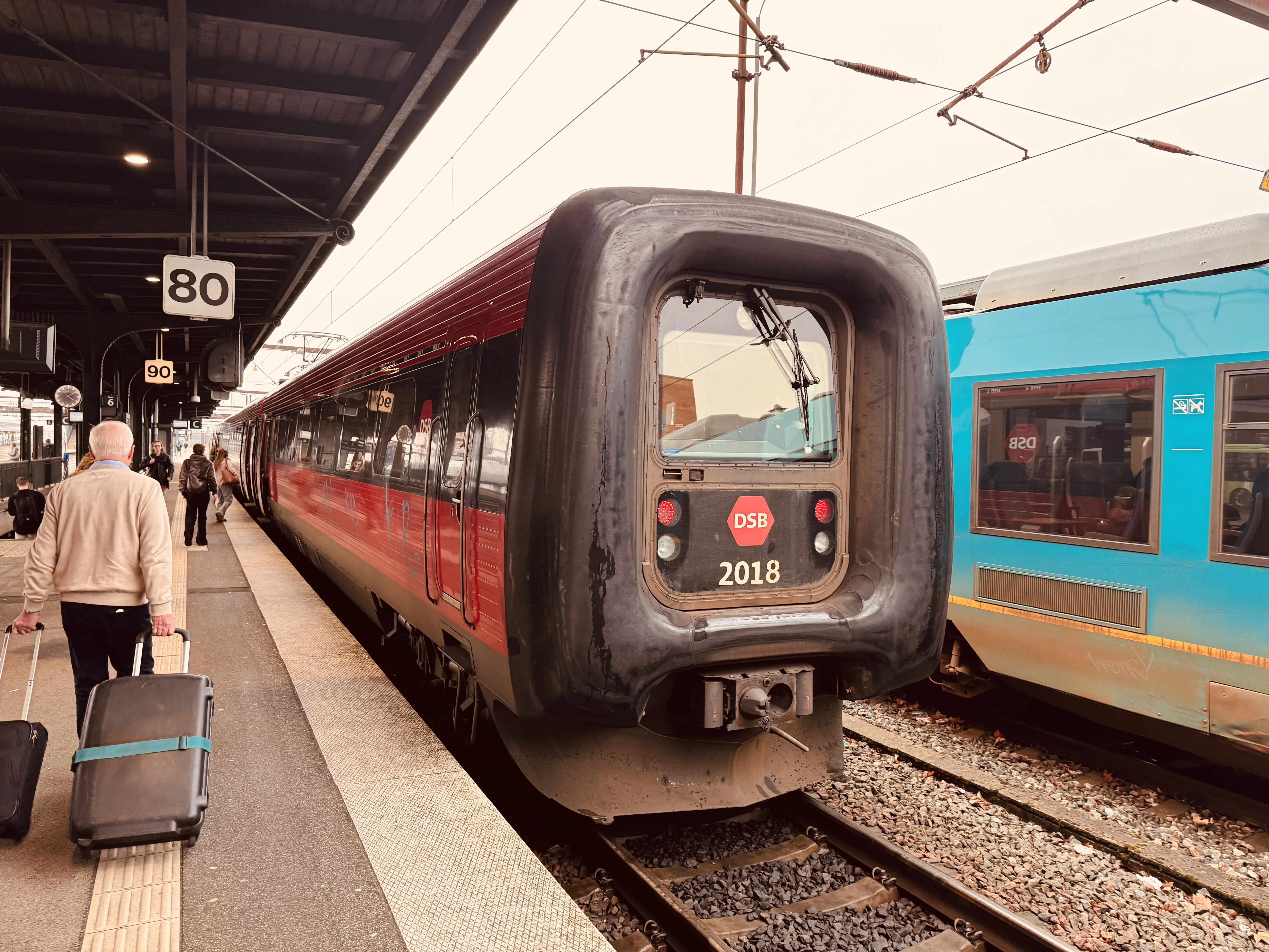 Billede af DSB ER 2018 fotograferet ud for Odense Banegård Center.