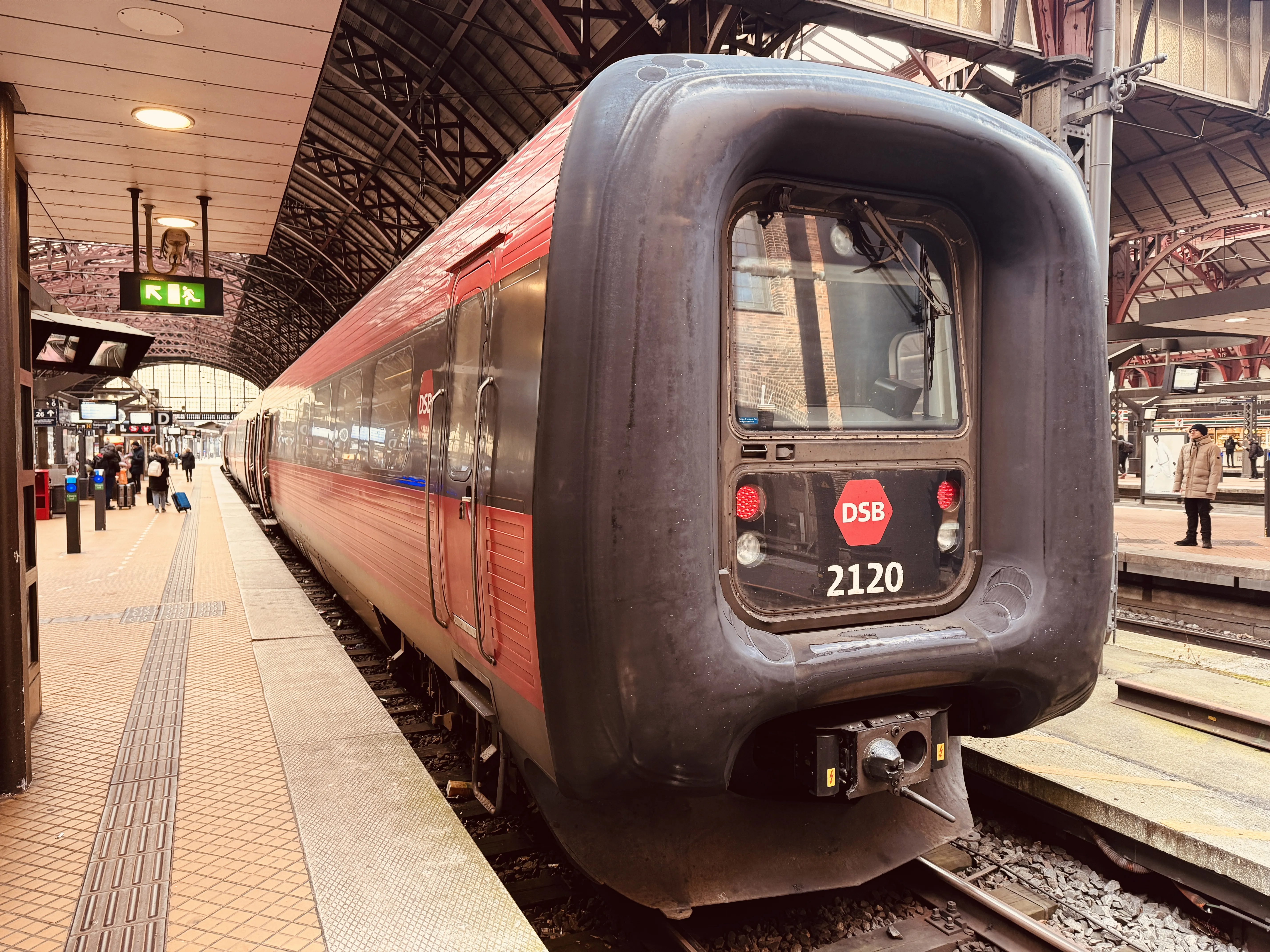 Billede af DSB ER 2020 fotograferet ud for København Hovedbanegård.