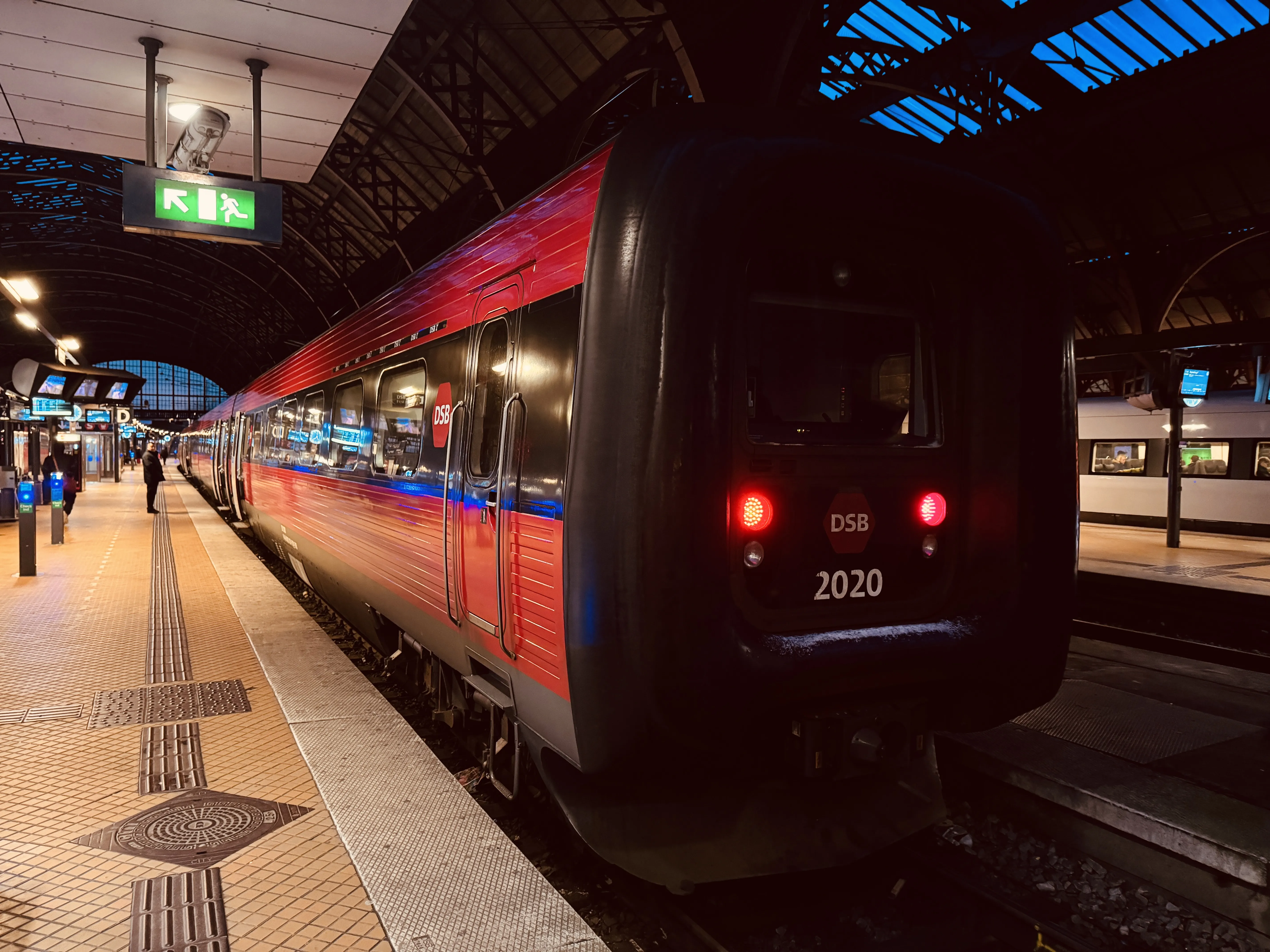 Billede af DSB ER 2020 fotograferet ud for København Hovedbanegård.