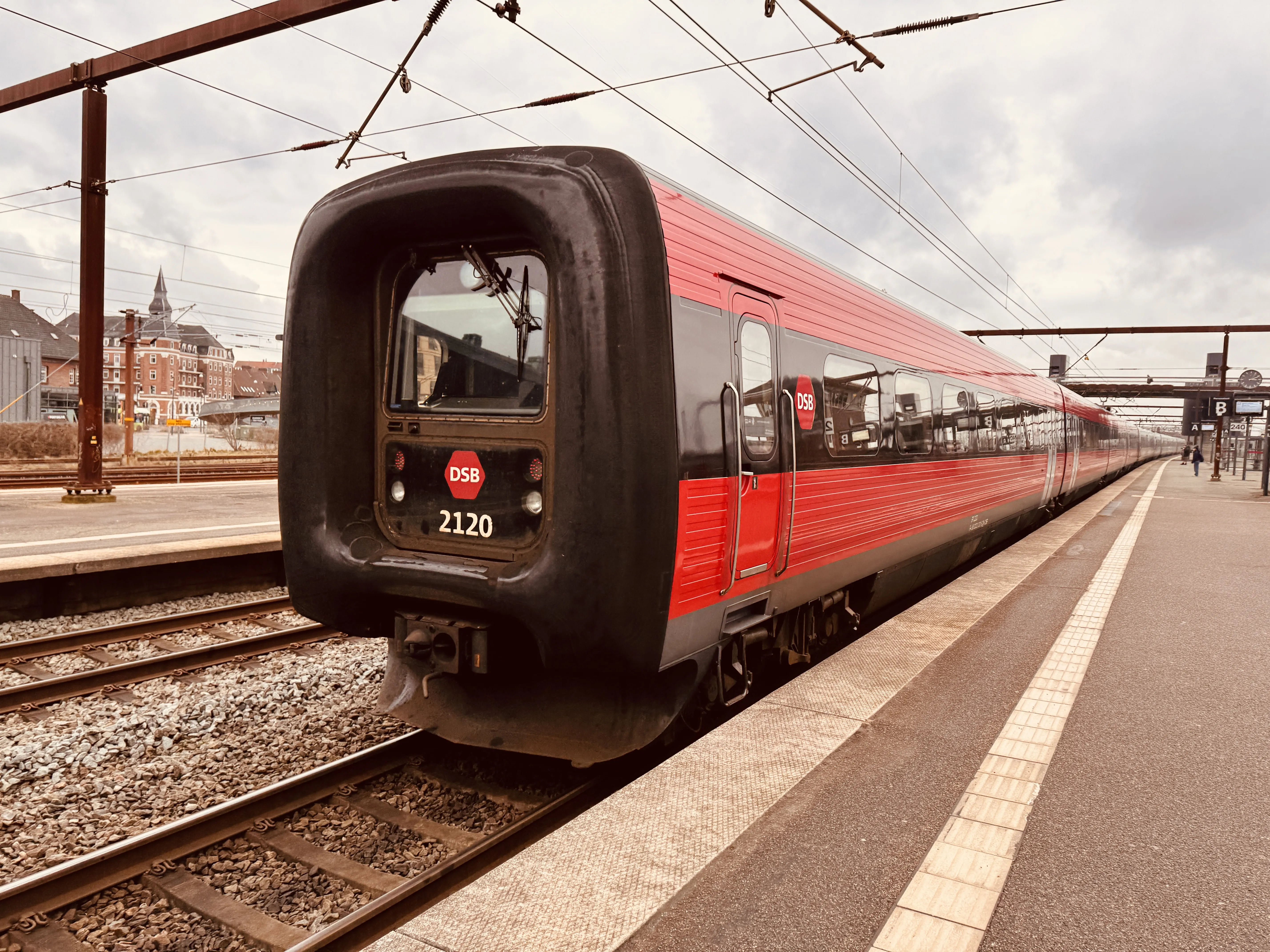 Billede af DSB ER 2020 fotograferet ud for Odense Banegård Center.