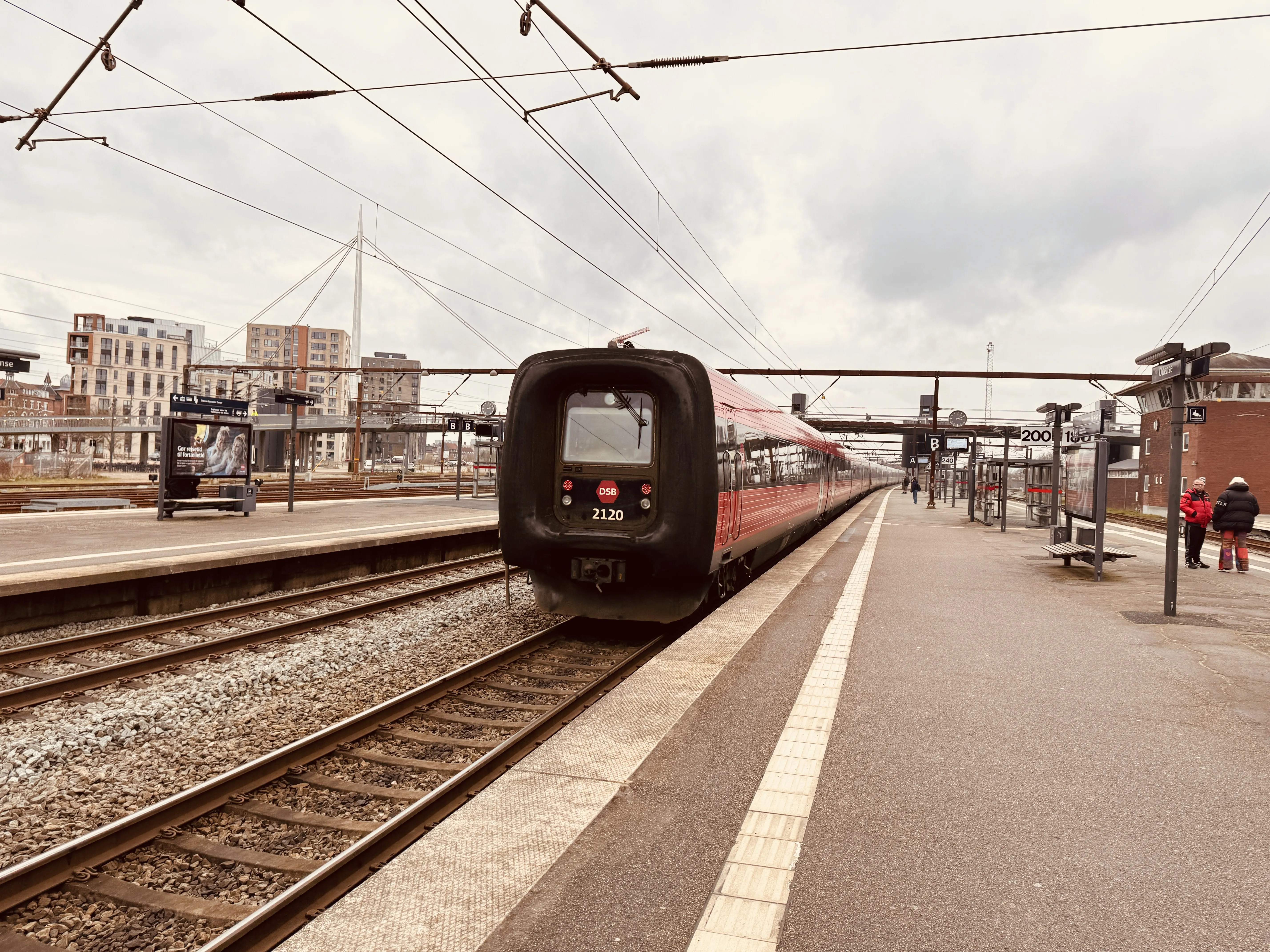 Billede af DSB ER 2020 fotograferet ud for Odense Banegård Center.