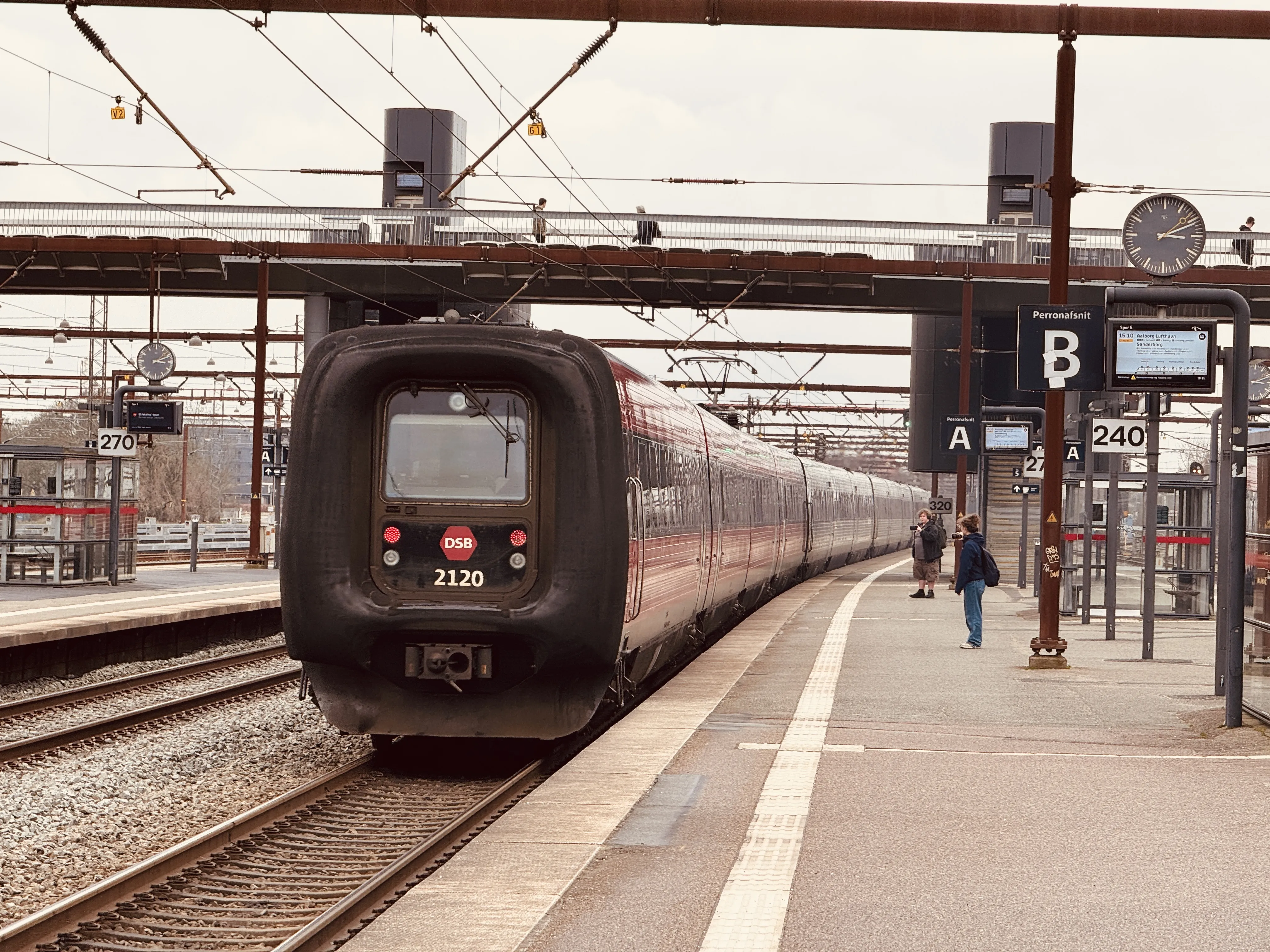 Billede af DSB ER 2020 fotograferet ud for Odense Banegård Center.