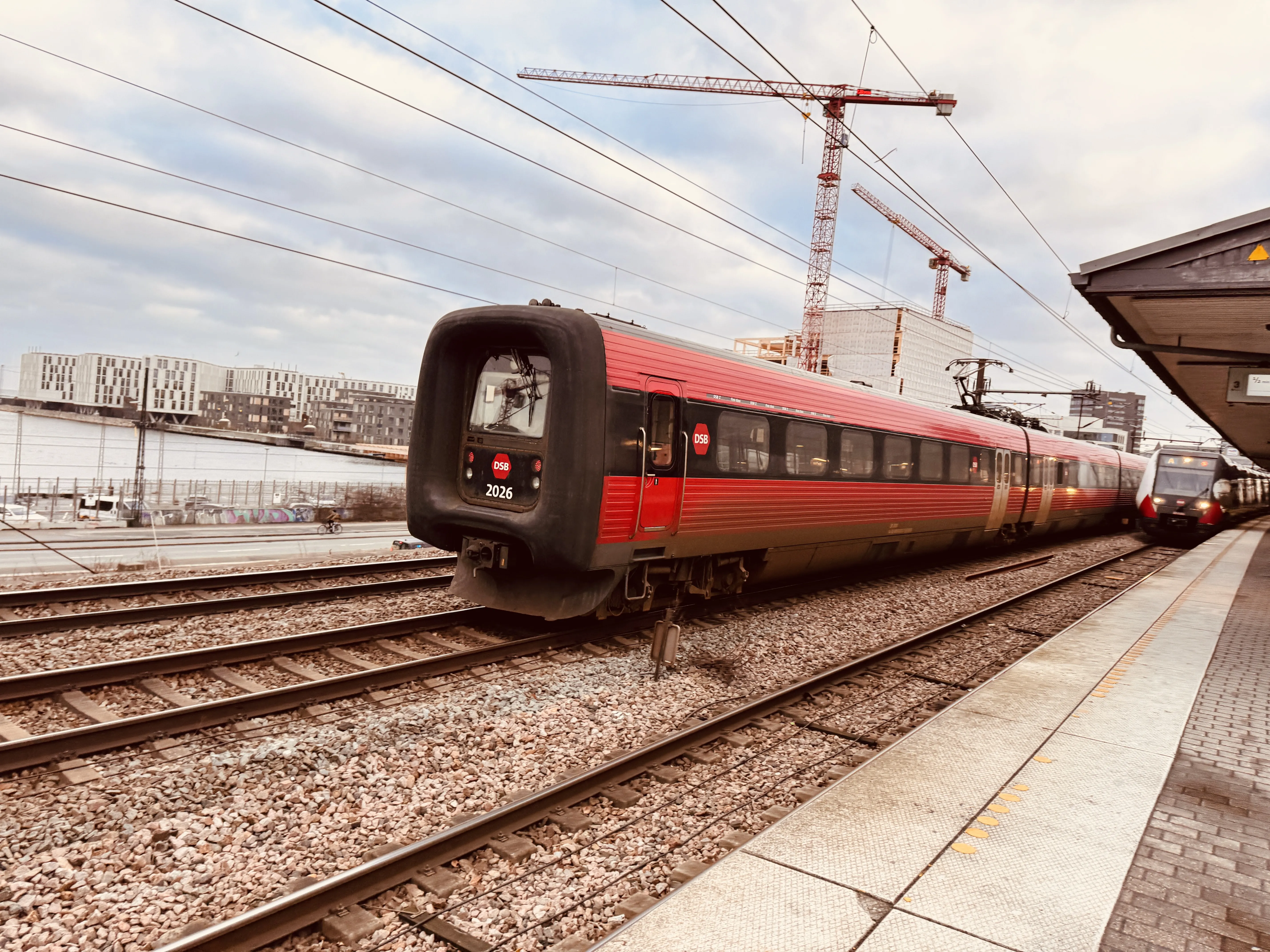 Billede af DSB ER 2026 fotograferet ud for Nordhavn S-togstrinbræt.