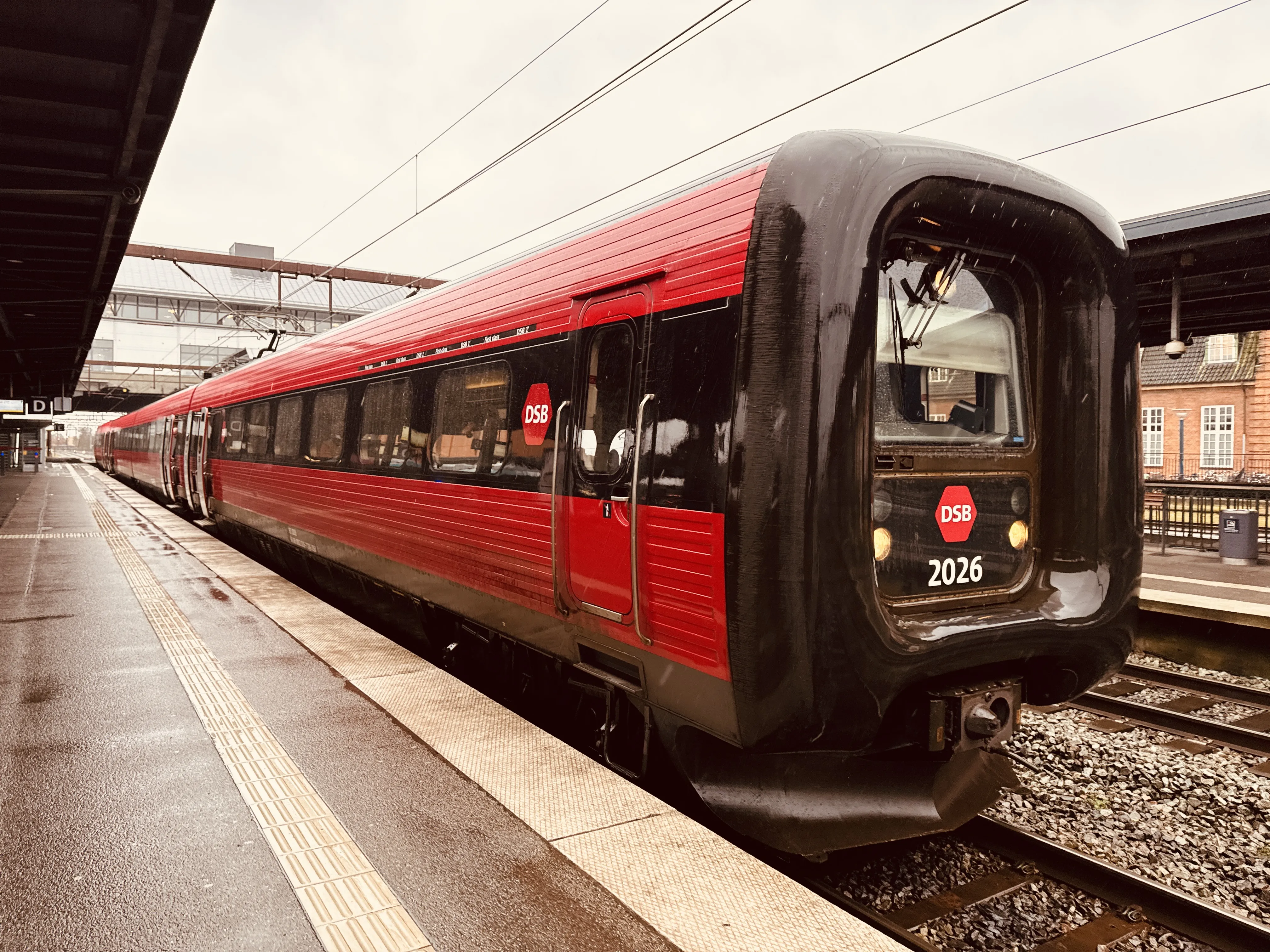 Billede af DSB ER 2026 fotograferet ud for Odense Banegård Center.