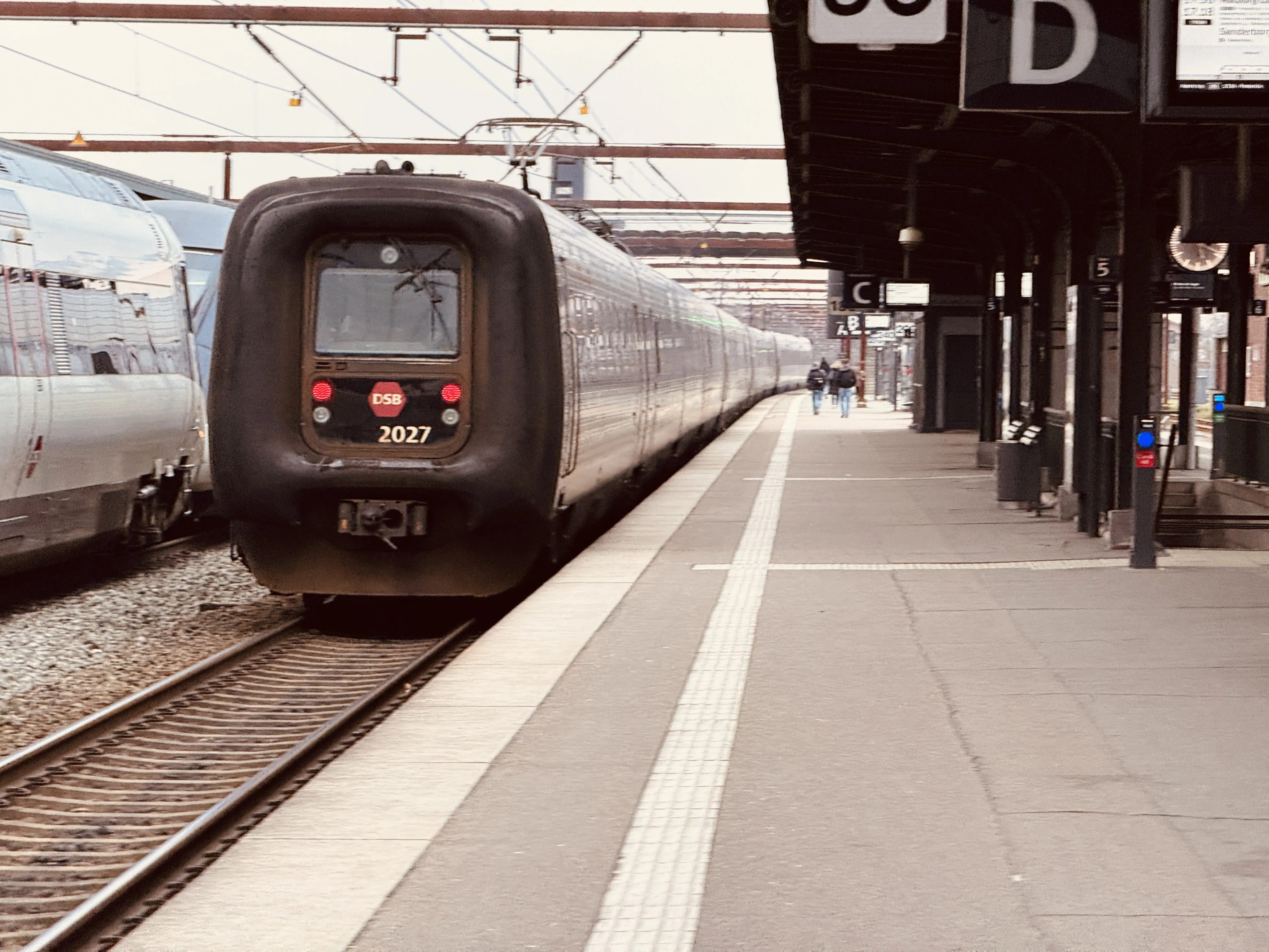 Billede af DSB ER 2027 fotograferet ud for Odense Banegård Center.