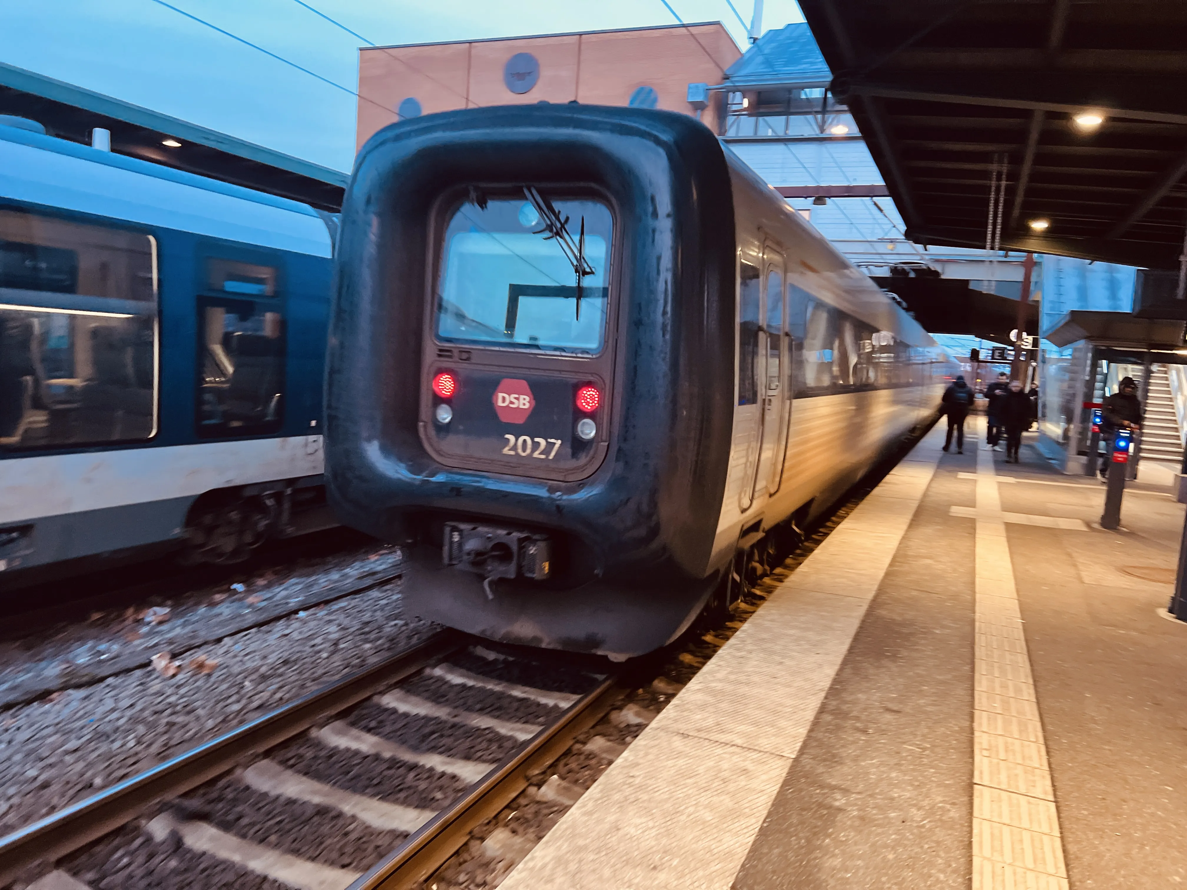 Billede af DSB ER 2027 fotograferet ud for Odense Banegård Center.