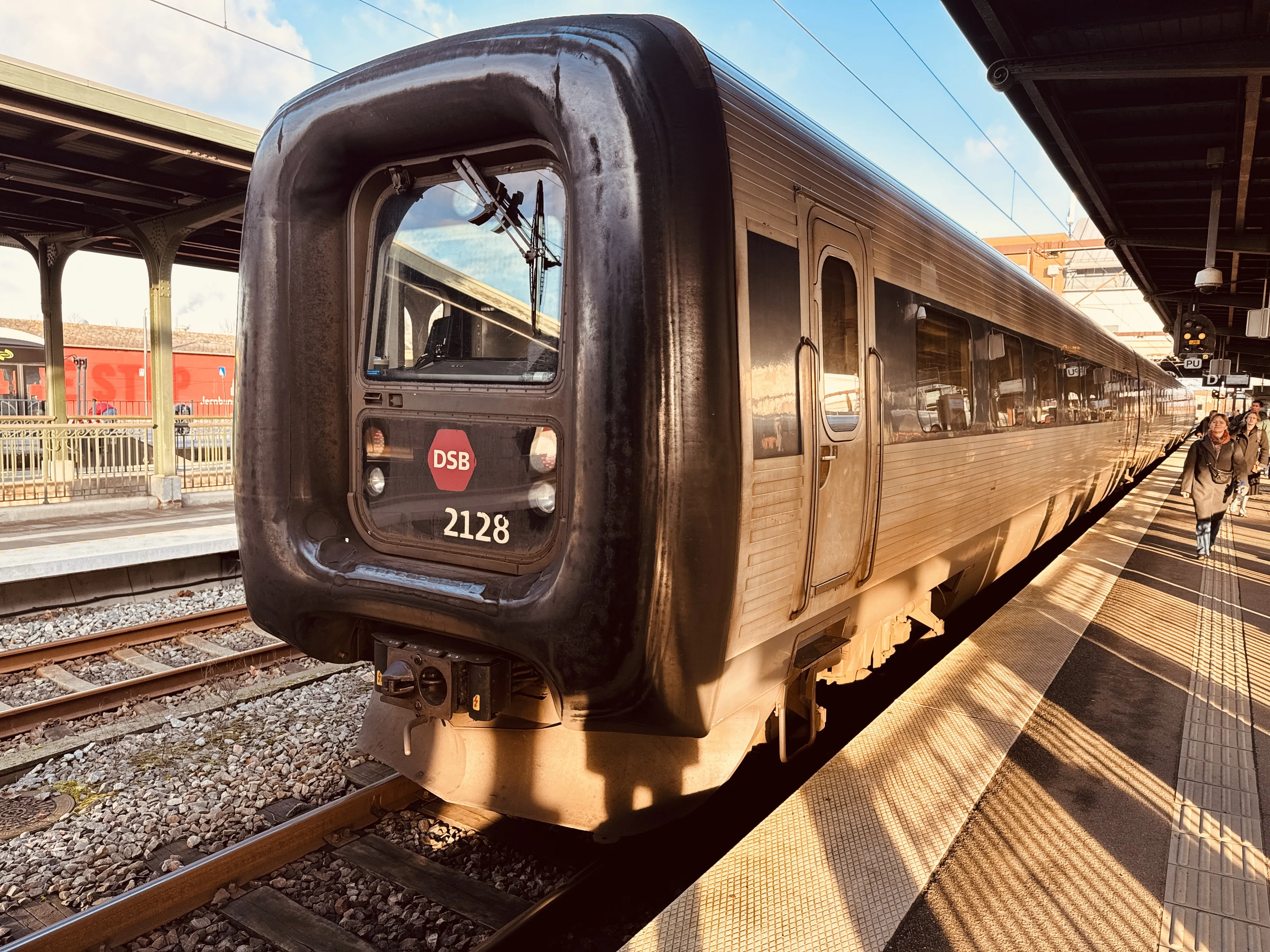 Billede af DSB ER 2028 fotograferet ud for Odense Banegård Center.