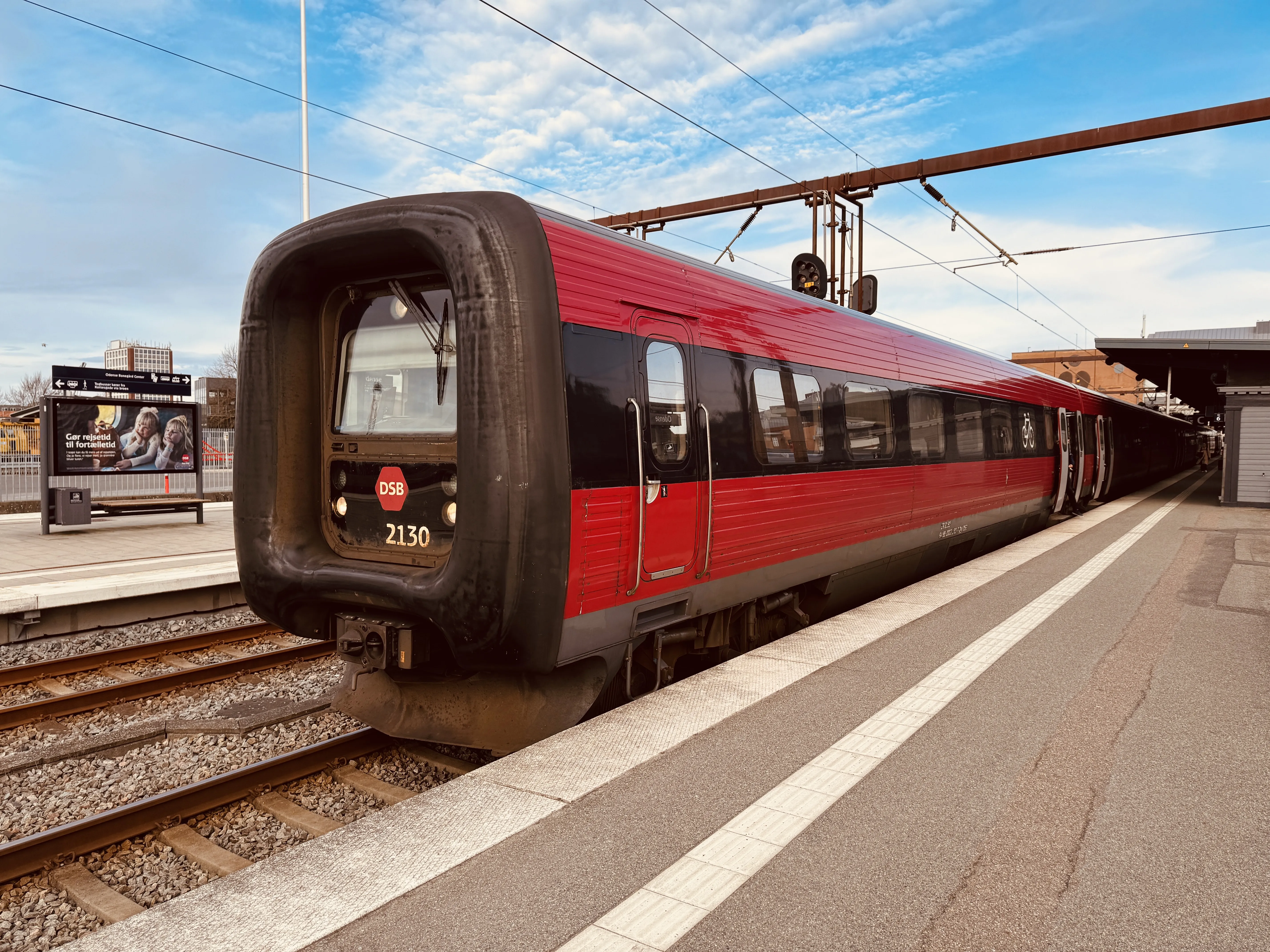 Billede af DSB ER 2030 fotograferet ud for Odense Banegård Center.