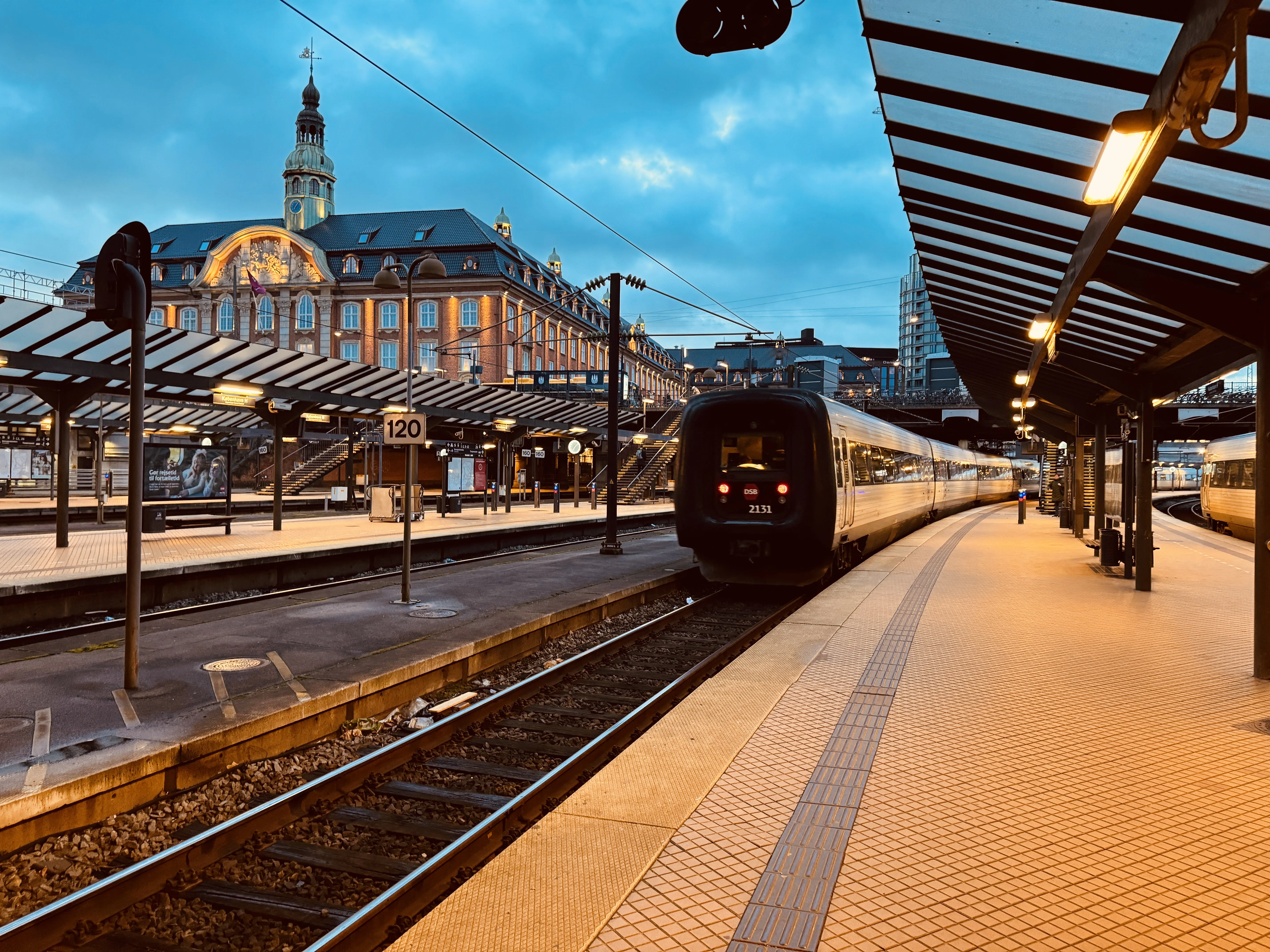 Billede af DSB ER 2031 fotograferet ud for København Hovedbanegård.