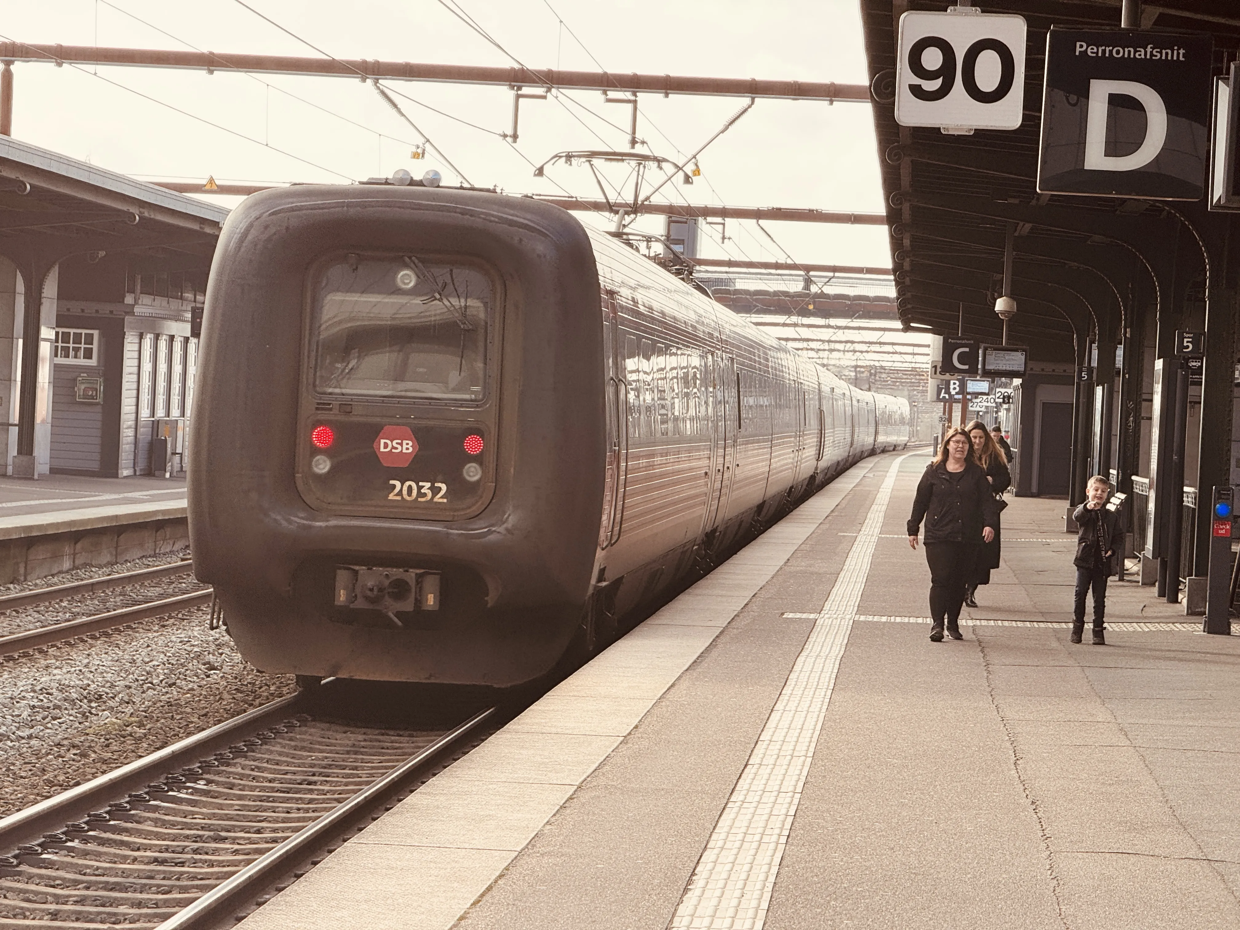 Billede af DSB ER 2032 fotograferet ud for Odense Banegård Center.