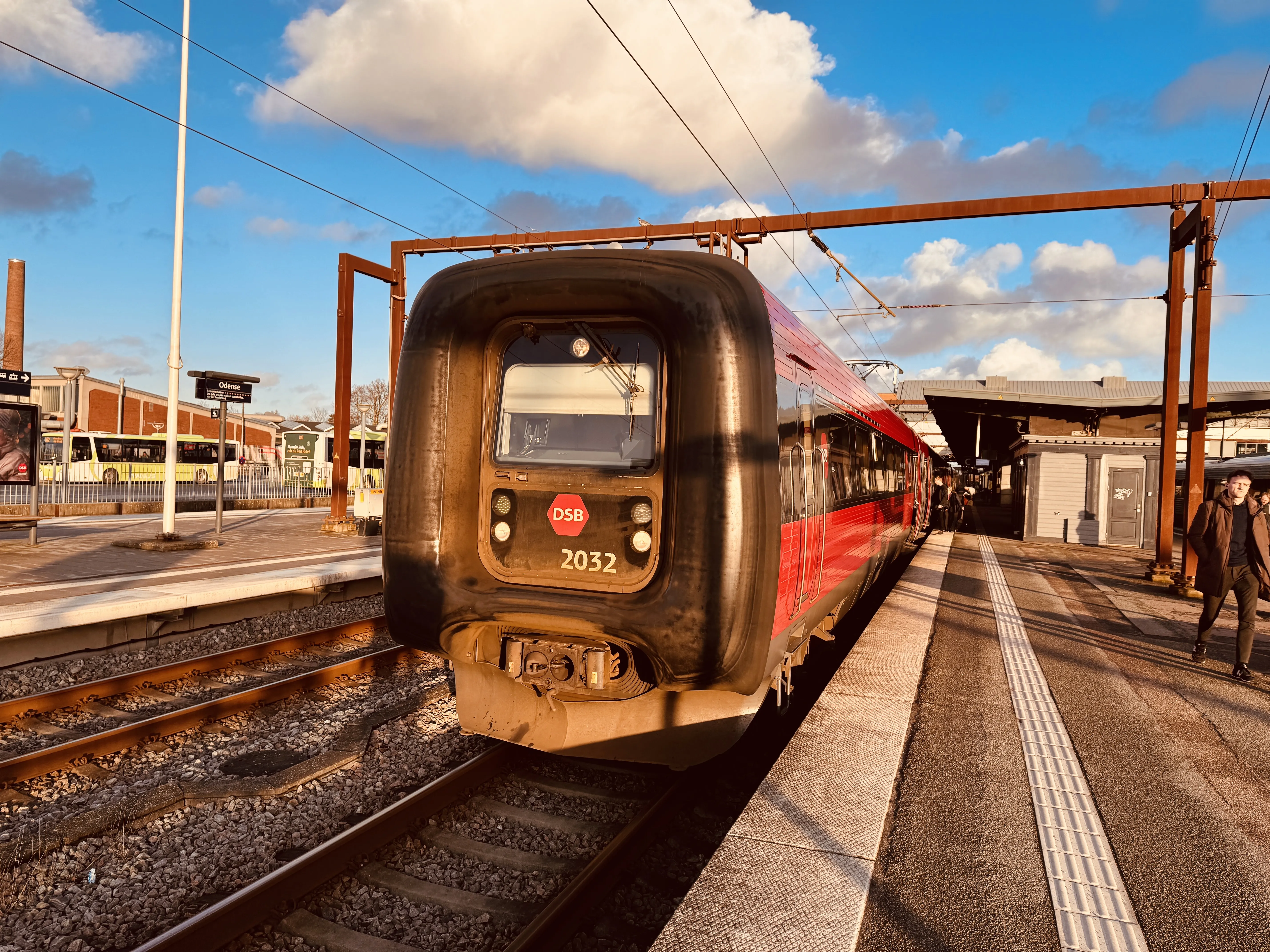 Billede af DSB ER 2032 fotograferet ud for Odense Banegård Center.