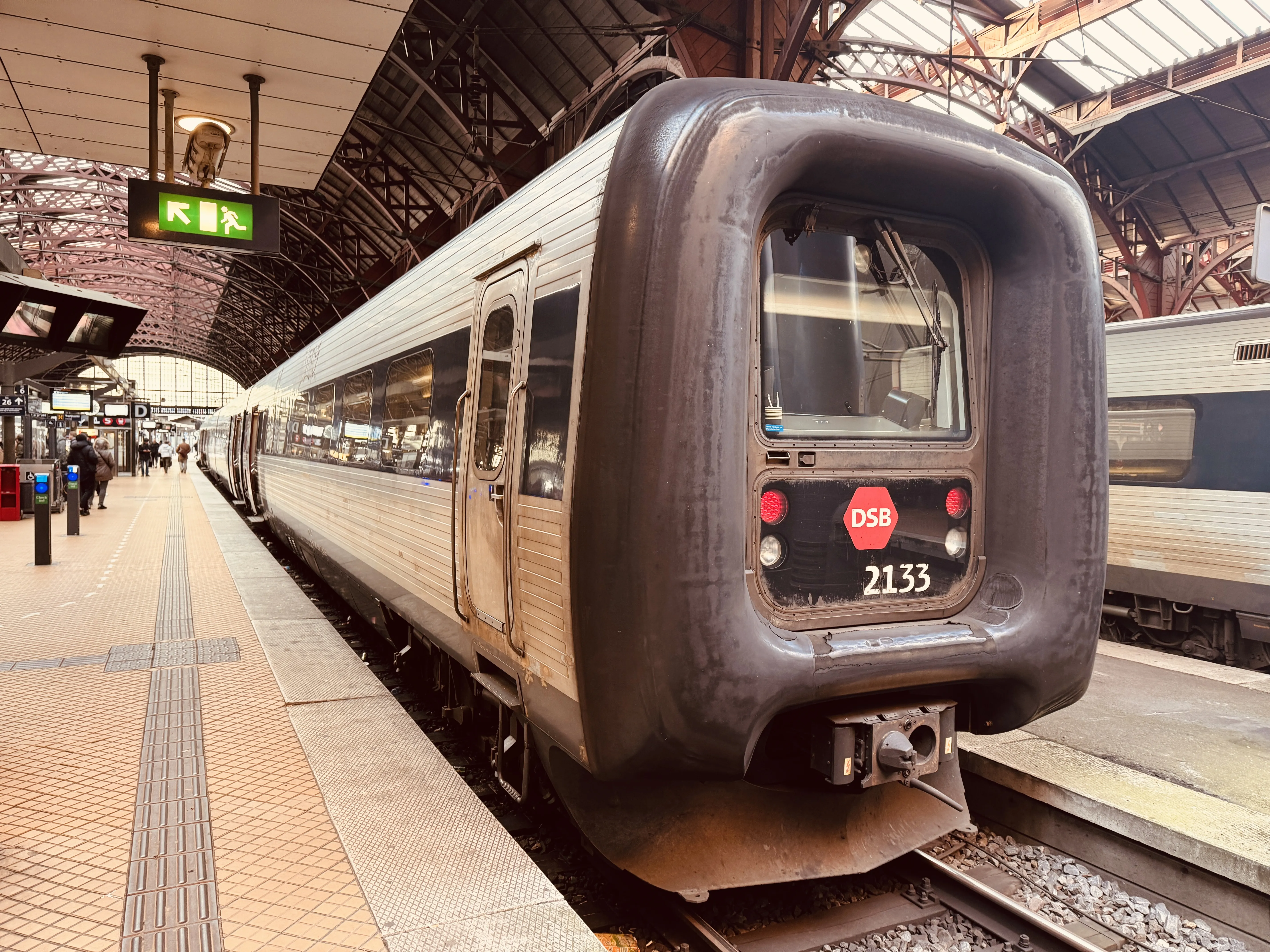 Billede af DSB ER 2033 fotograferet ud for København Hovedbanegård.