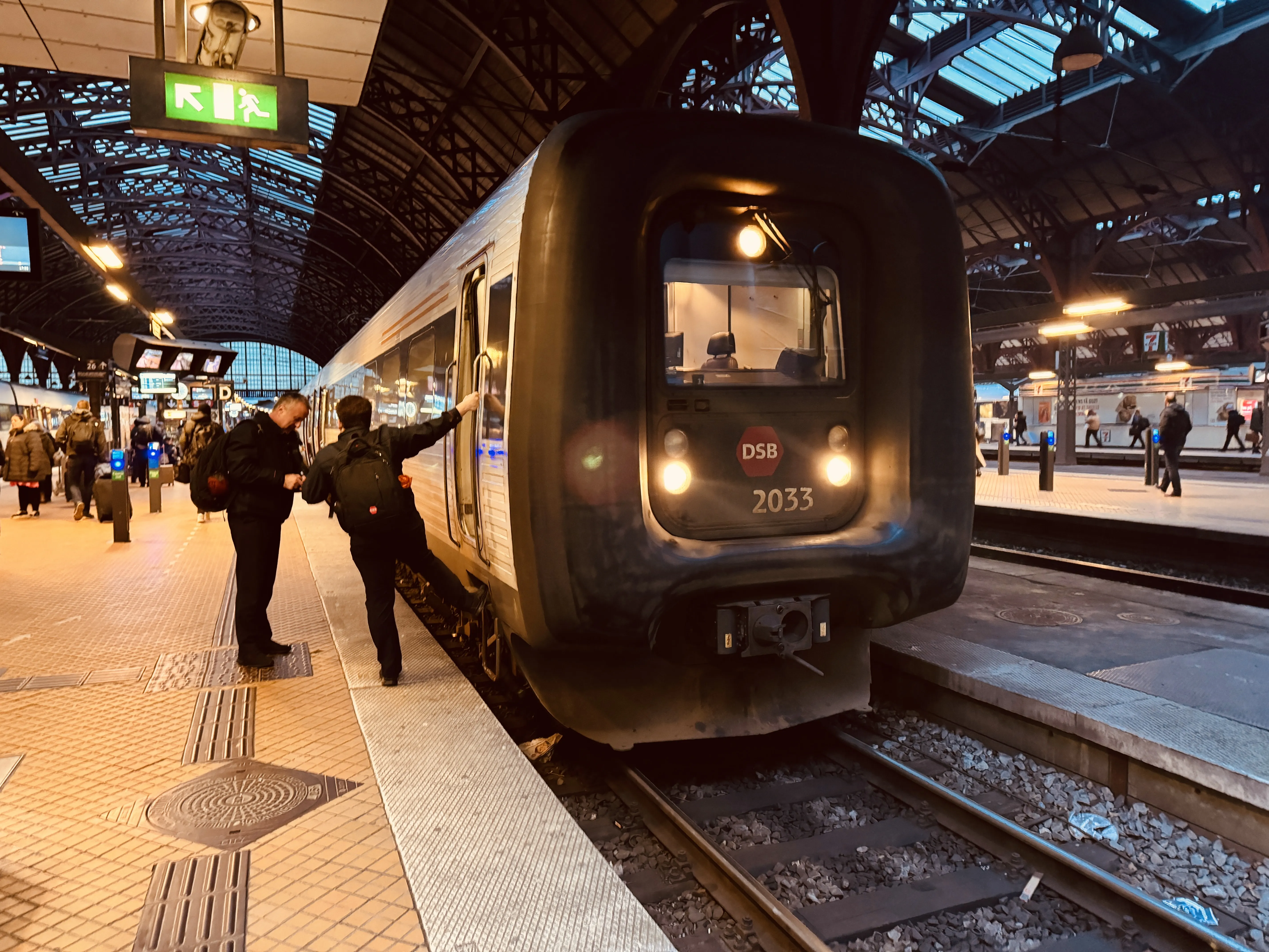 Billede af DSB ER 2033 fotograferet ud for København Hovedbanegård.