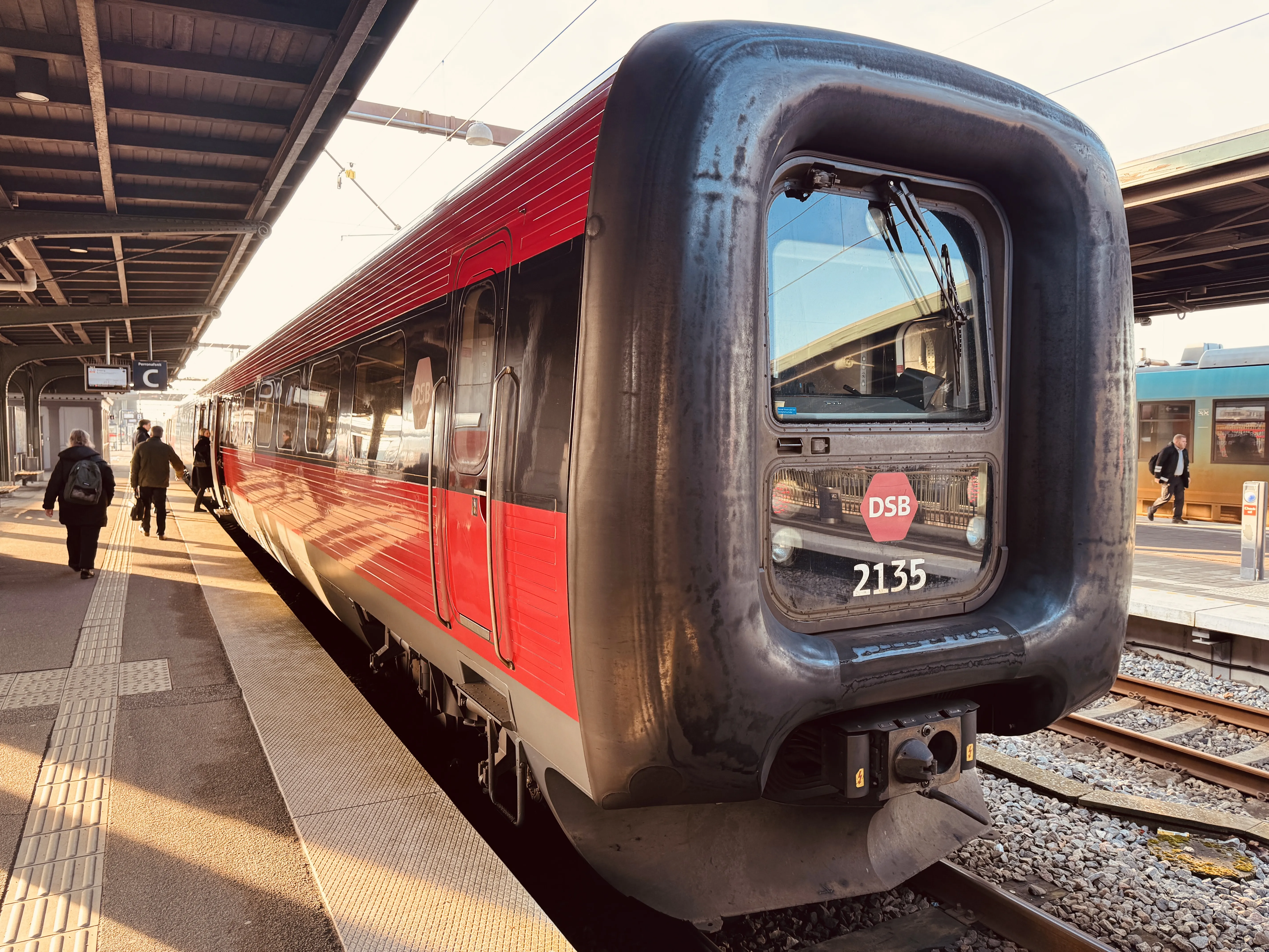 Billede af DSB ER 2035 fotograferet ud for Odense Banegård Center.