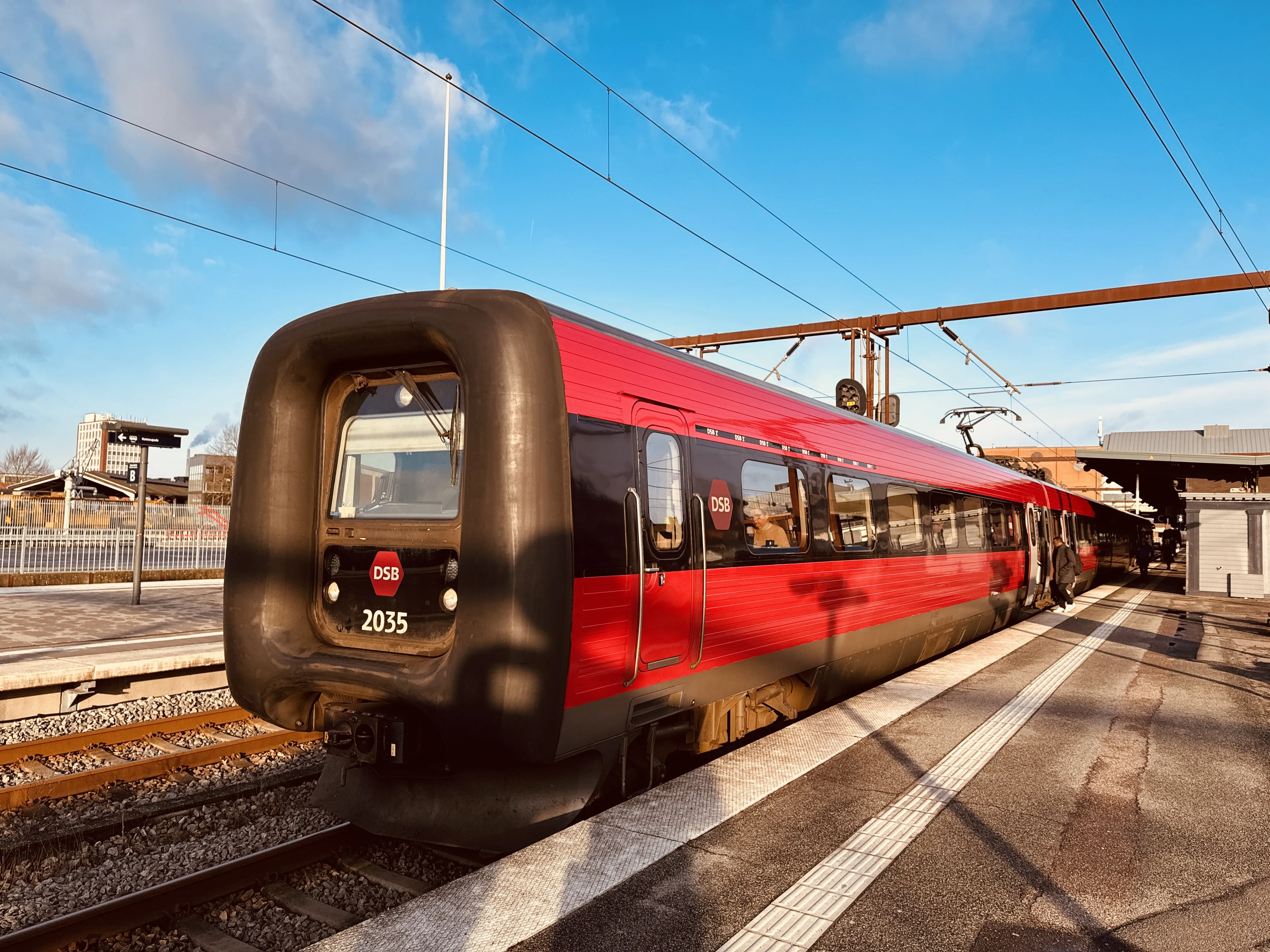 Billede af DSB ER 2035 fotograferet ud for Odense Banegård Center.