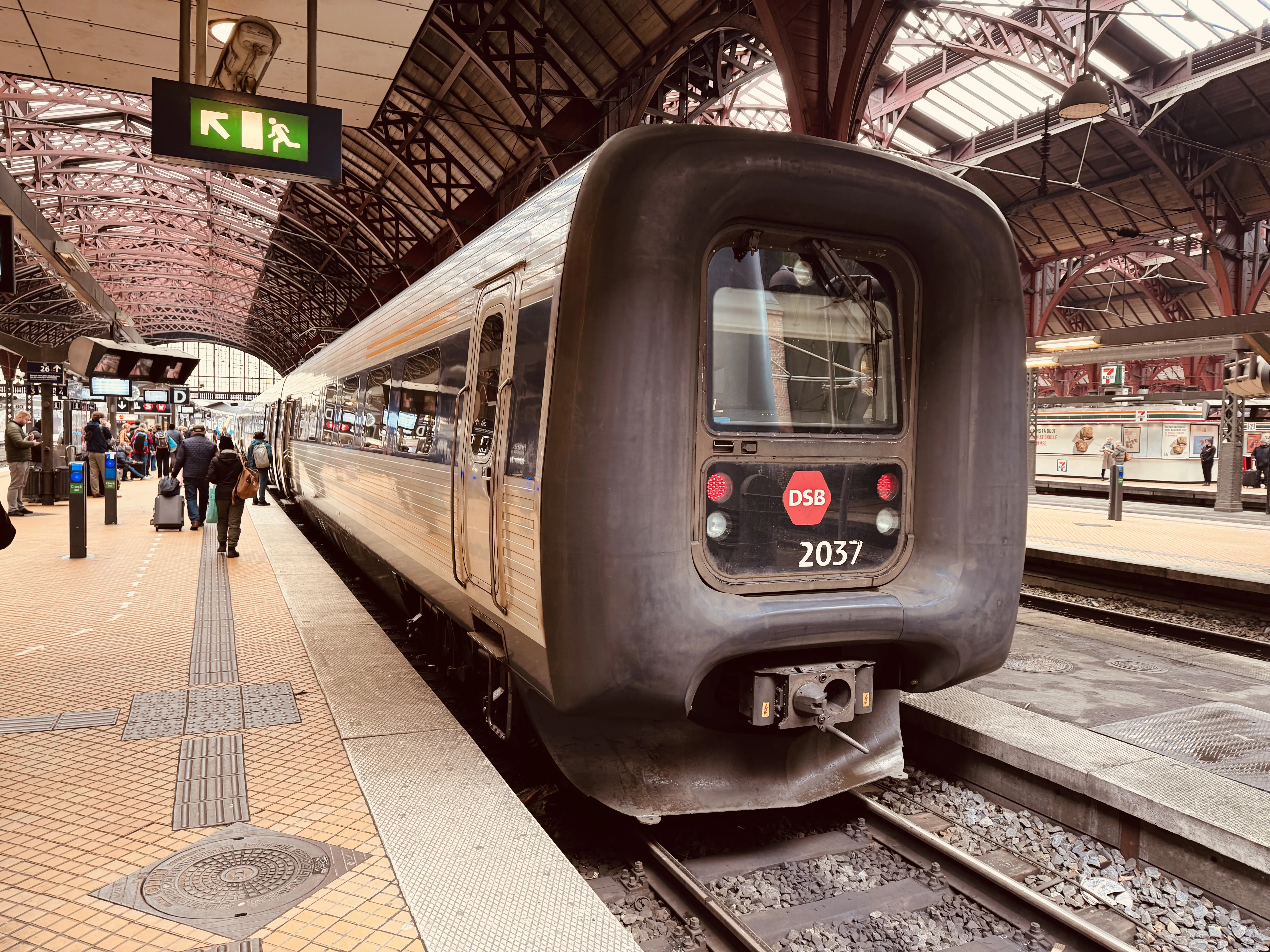 Billede af DSB ER 2037 fotograferet ud for København Hovedbanegård.