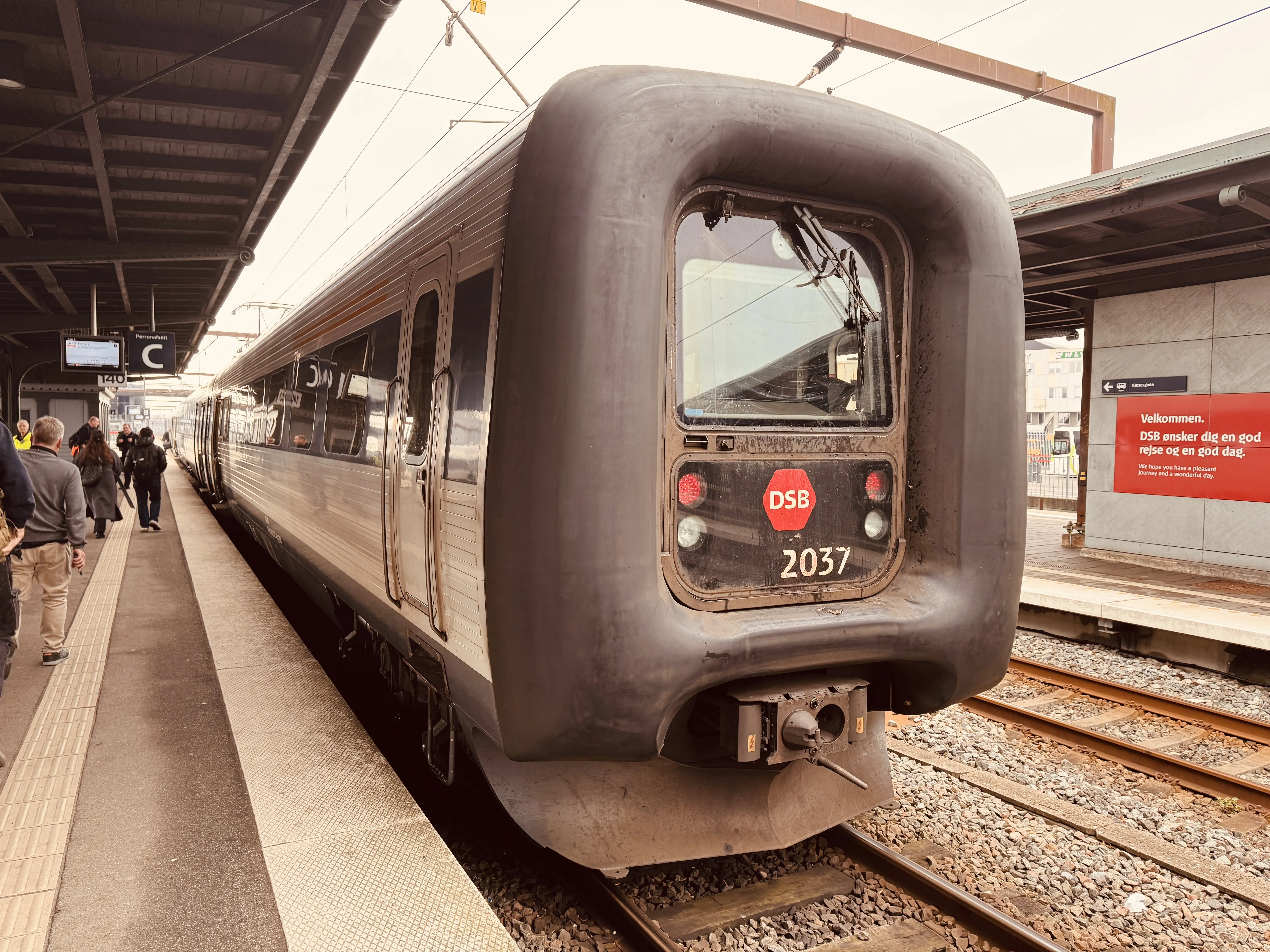 Billede af DSB ER 2037 fotograferet ud for Odense Banegård Center.