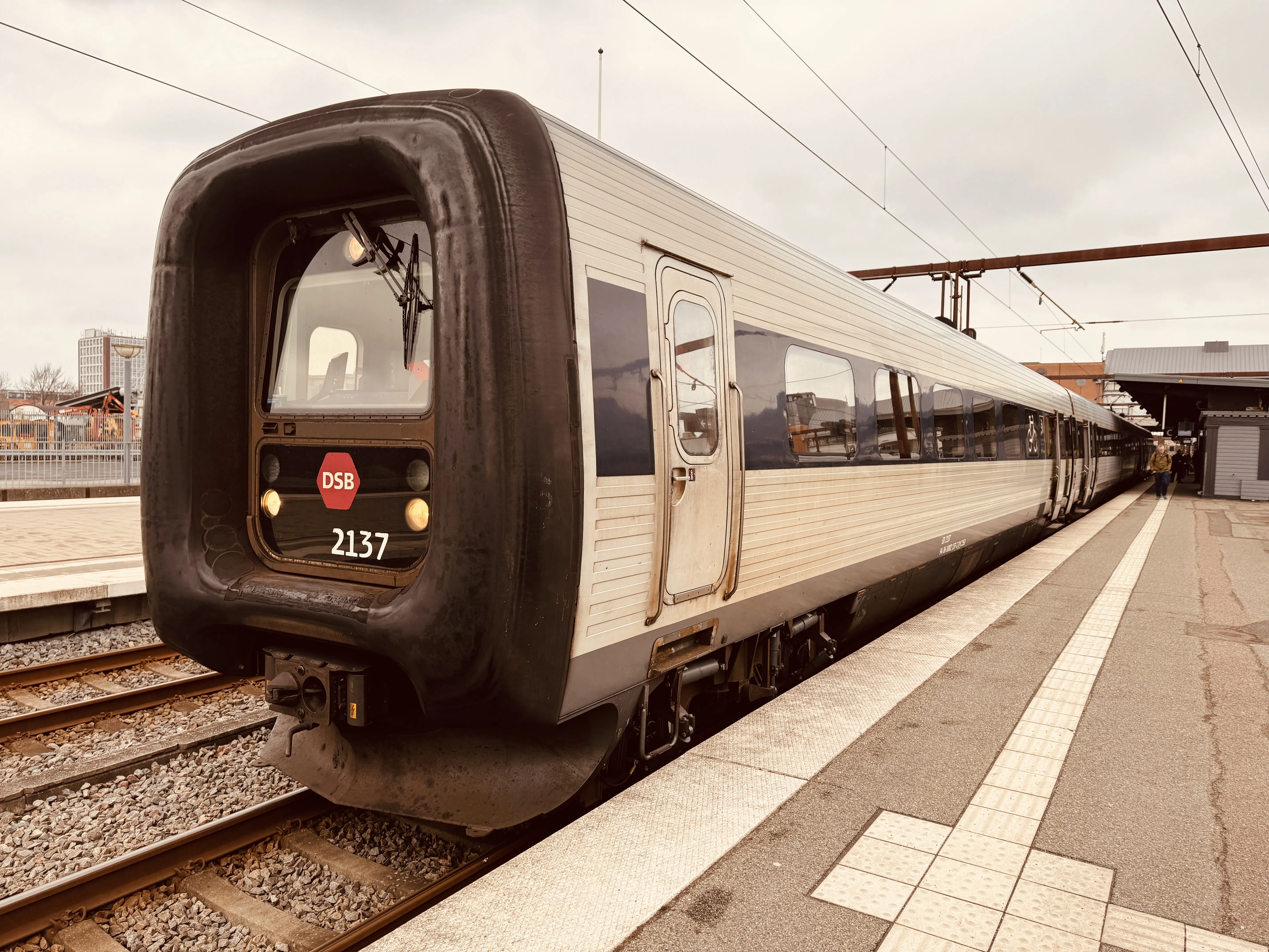 Billede af DSB ER 2037 fotograferet ud for Odense Banegård Center.