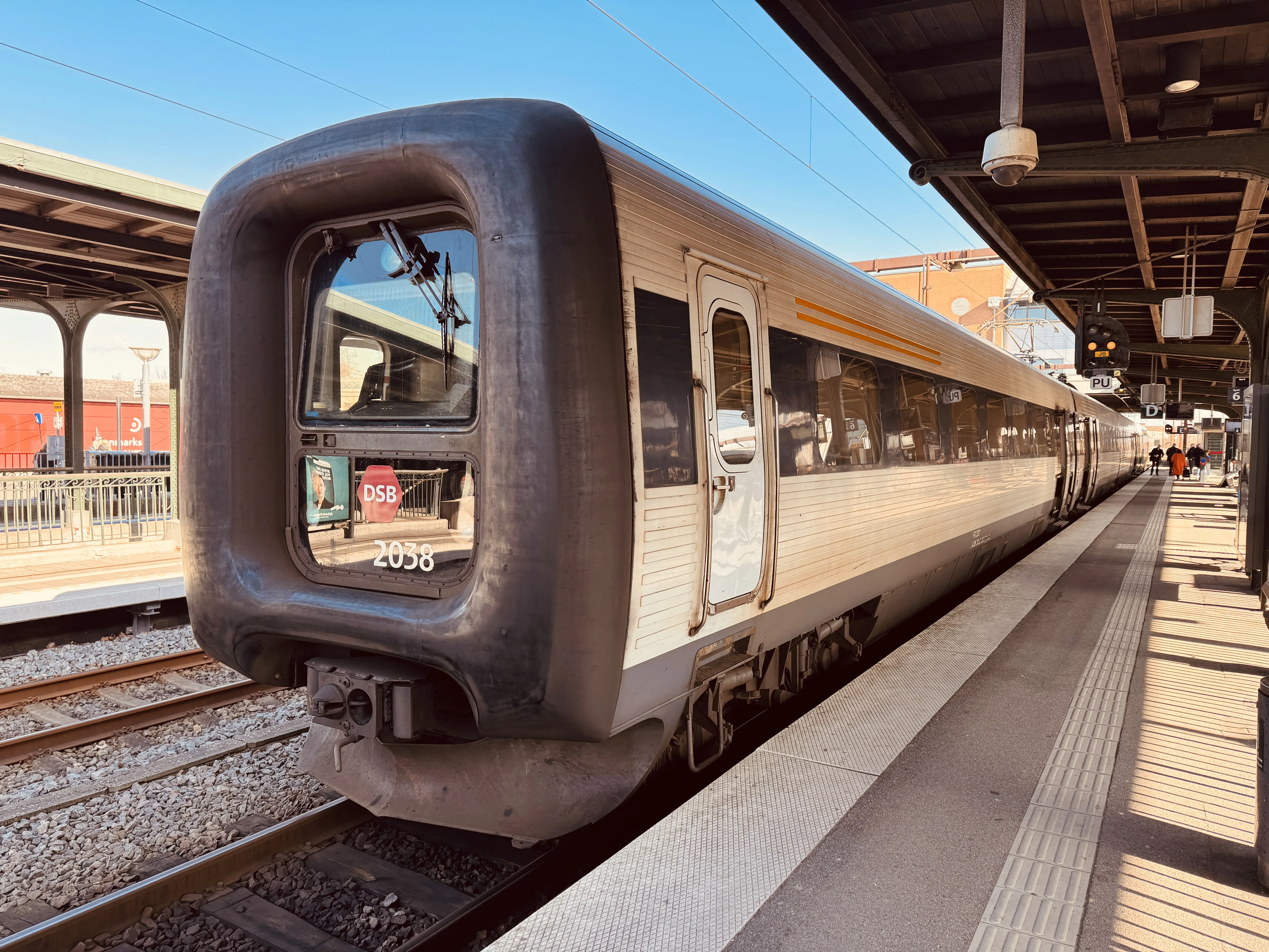 Billede af DSB ER 2038 fotograferet ud for Odense Banegård Center.