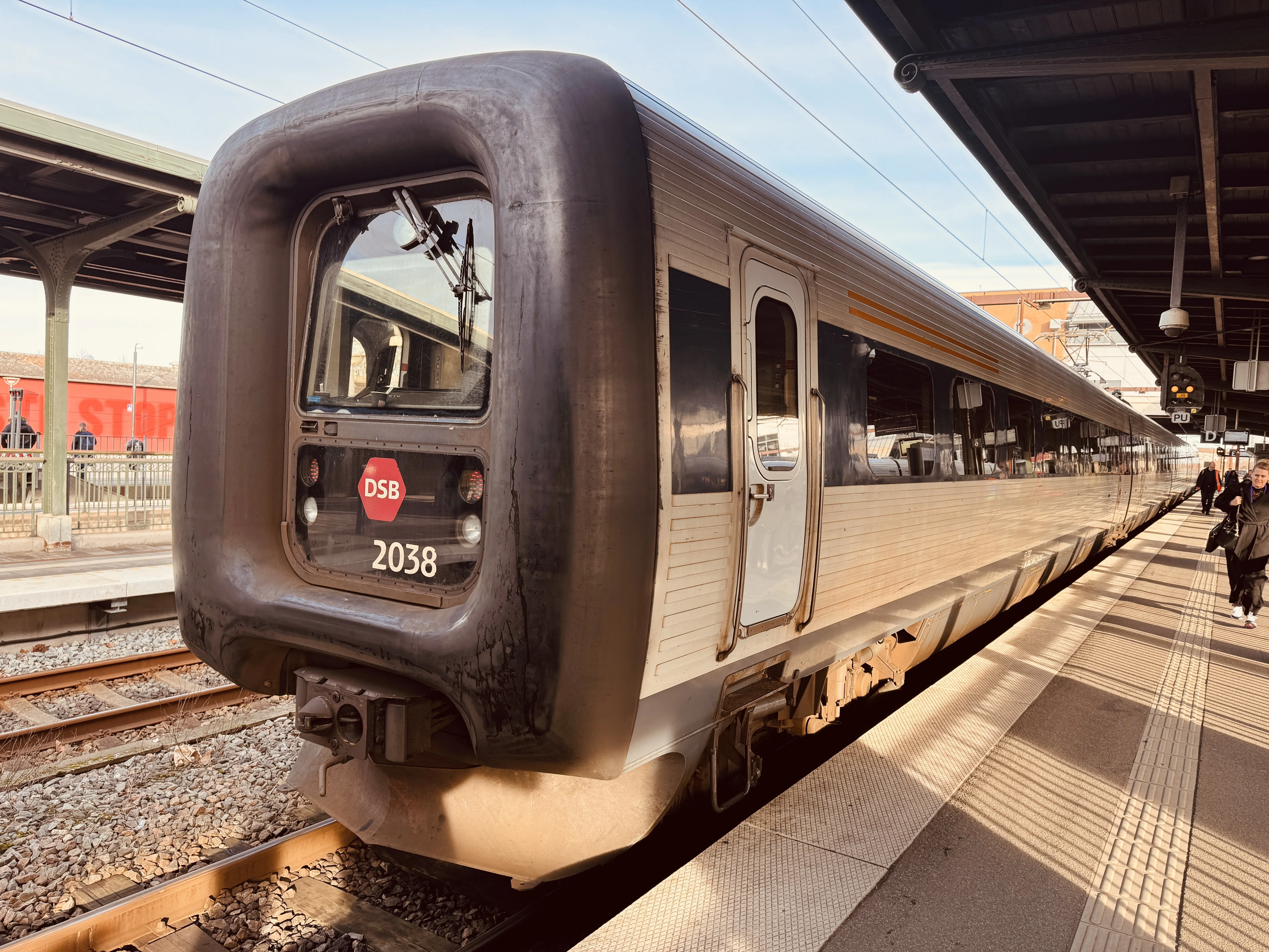 Billede af DSB ER 2038 fotograferet ud for Odense Banegård Center.