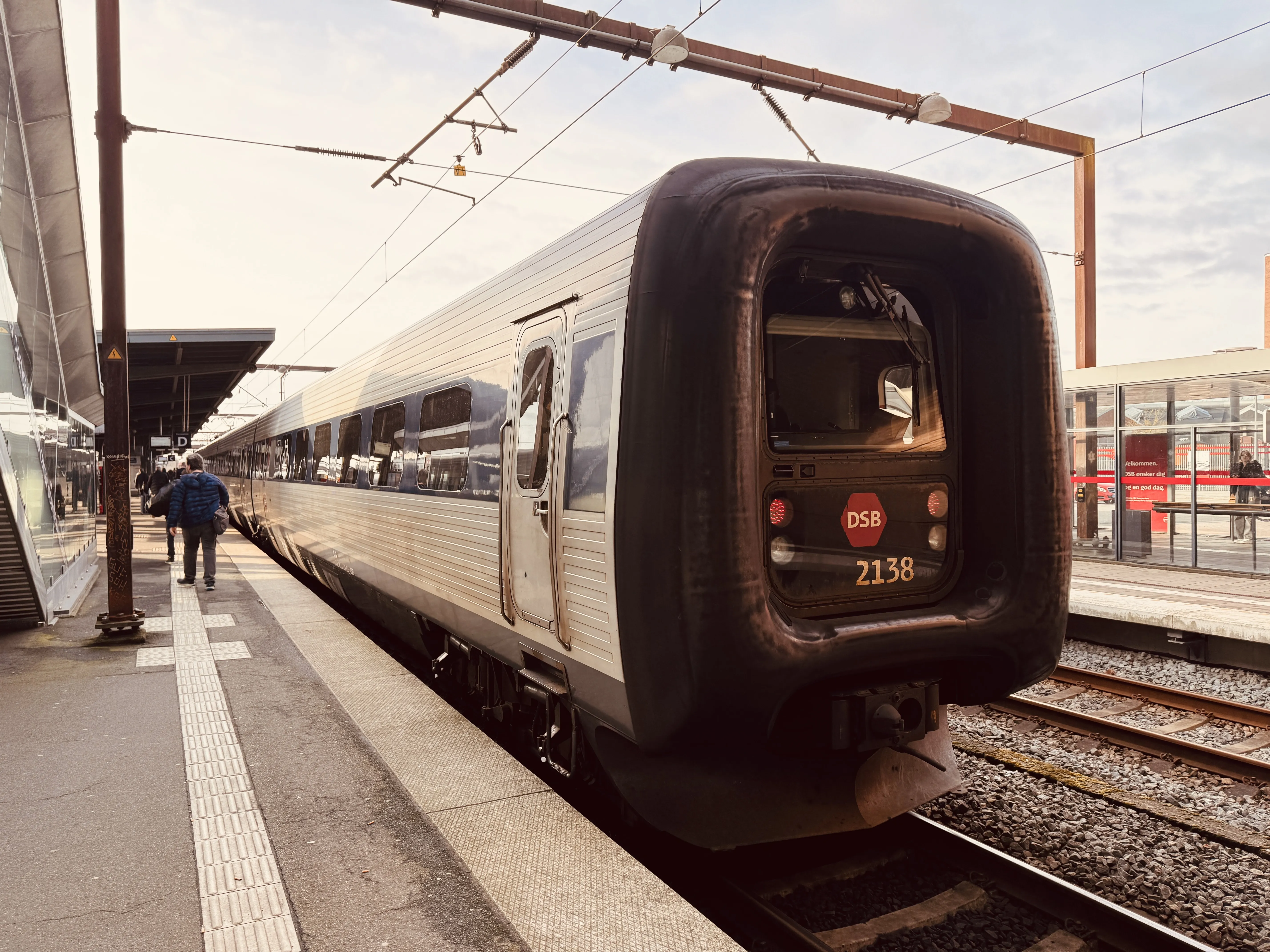 Billede af DSB ER 2038 fotograferet ud for Odense Banegård Center.