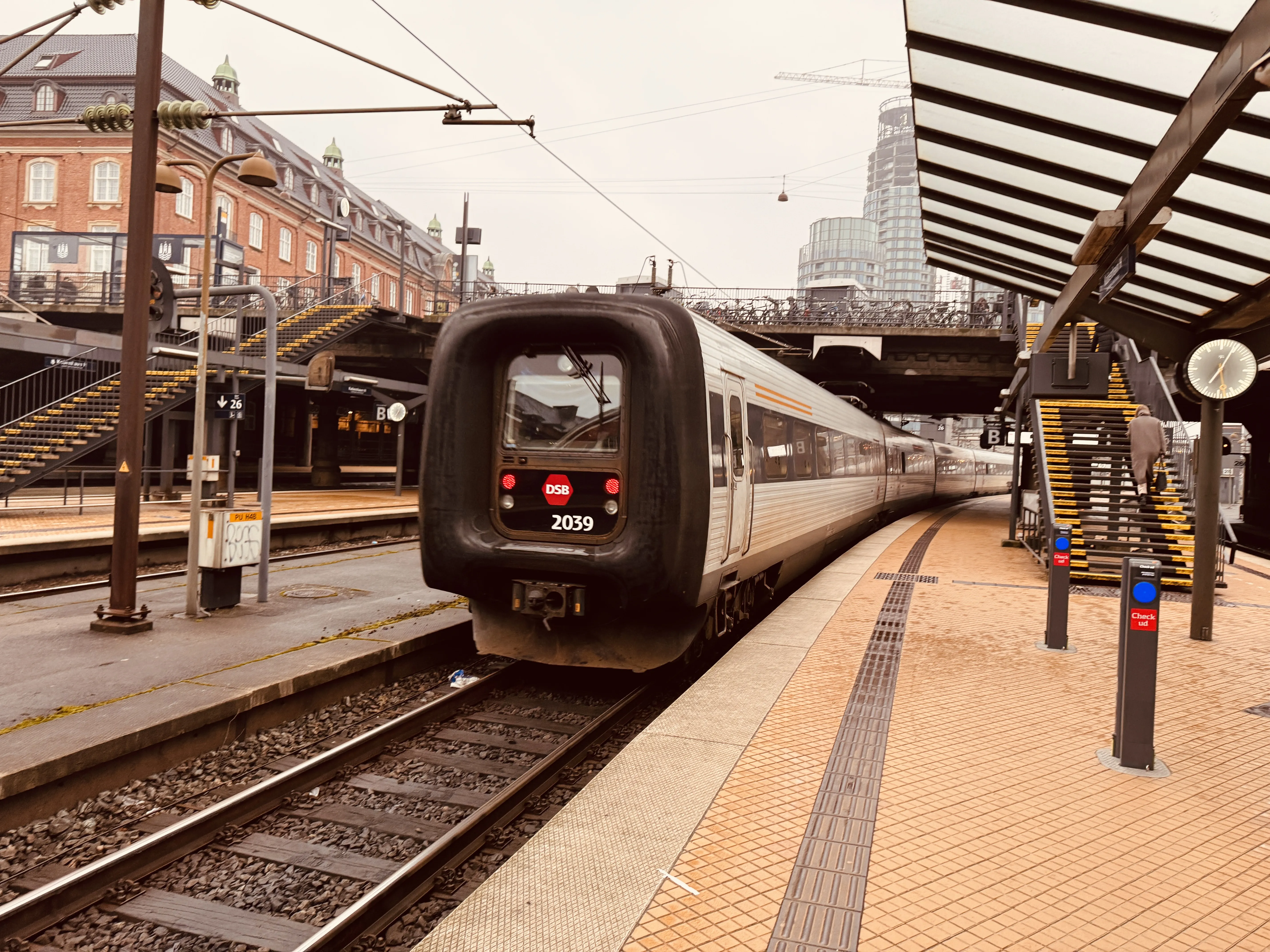 Billede af DSB ER 2039 fotograferet ud for København Hovedbanegård.