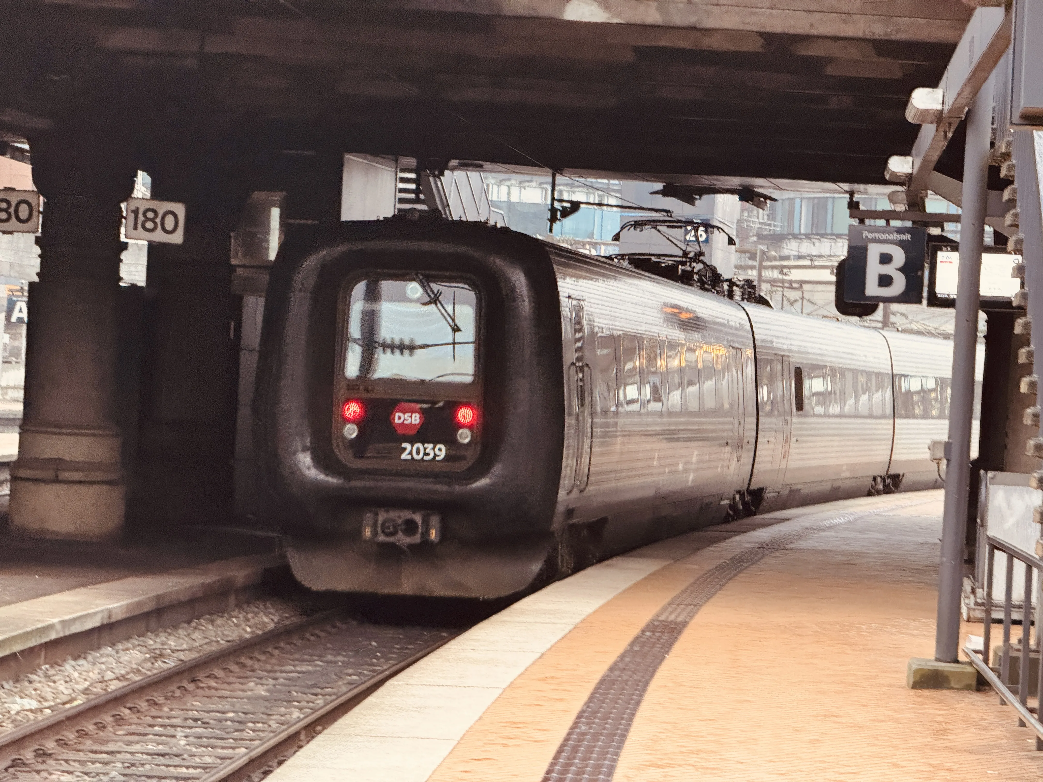 Billede af DSB ER 2039 fotograferet ud for København Hovedbanegård.