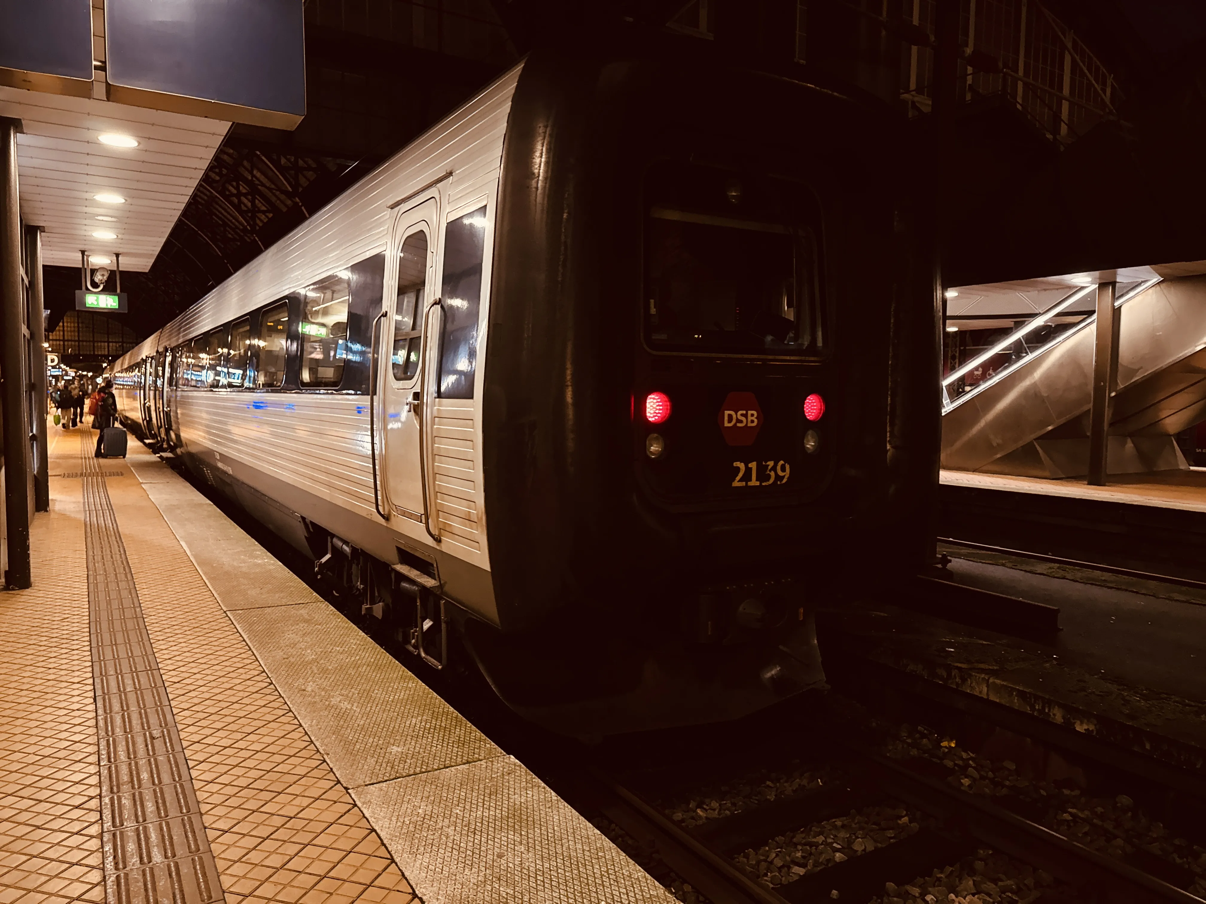 Billede af DSB ER 2039 fotograferet ud for København Hovedbanegård.