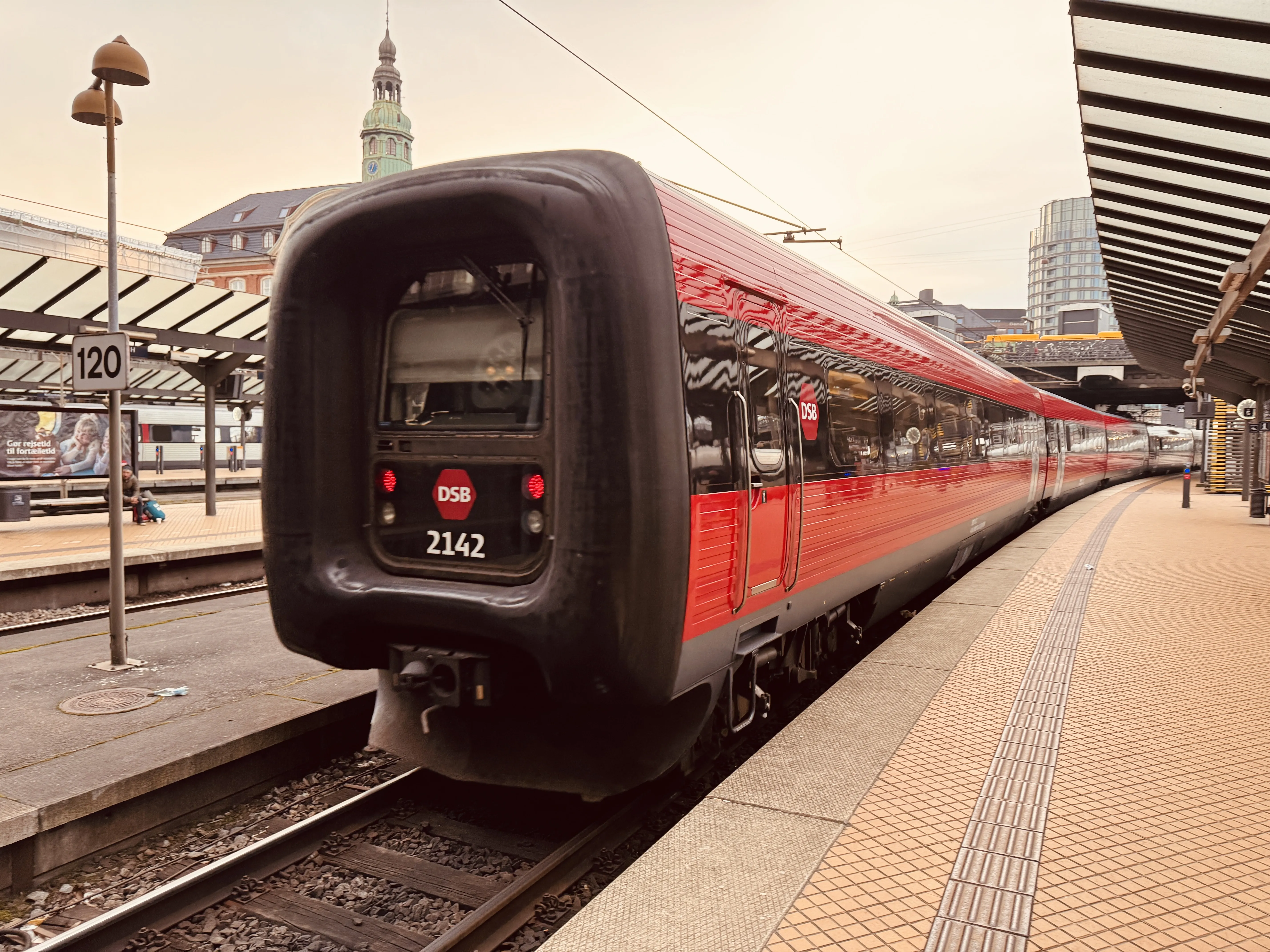 Billede af DSB ER 2042 fotograferet ud for København Hovedbanegård.