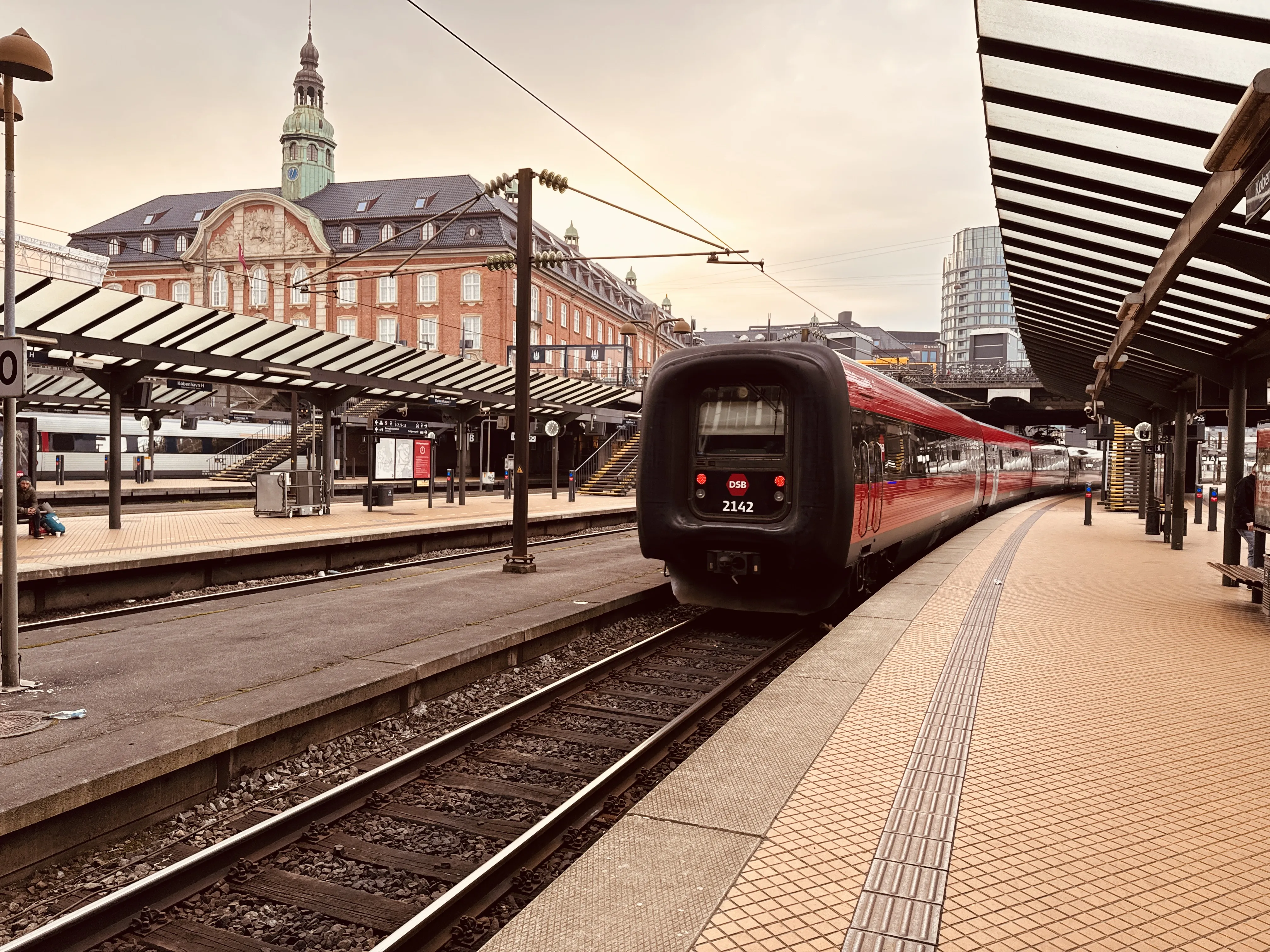 Billede af DSB ER 2042 fotograferet ud for København Hovedbanegård.