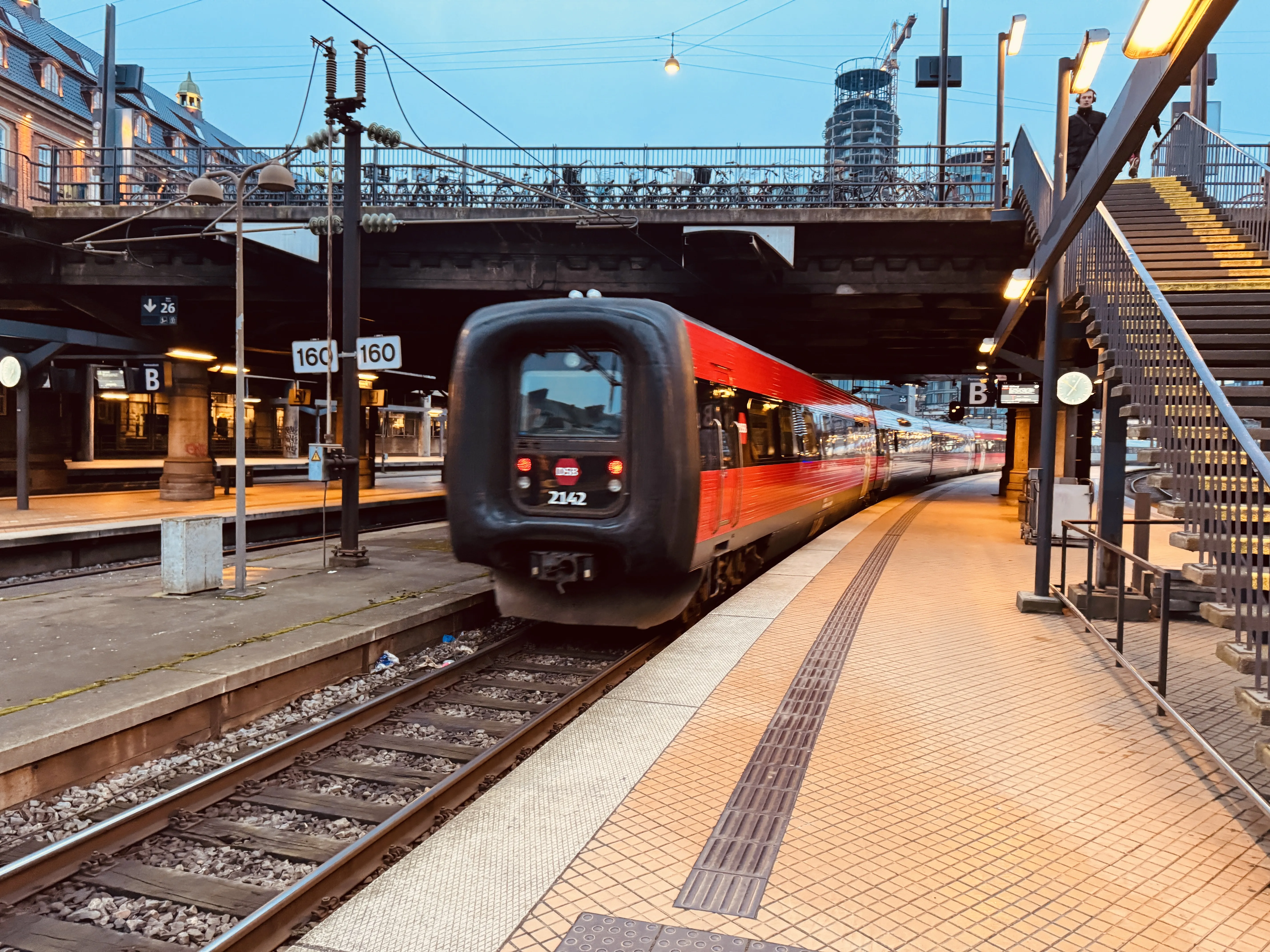 Billede af DSB ER 2042 fotograferet ud for København Hovedbanegård.