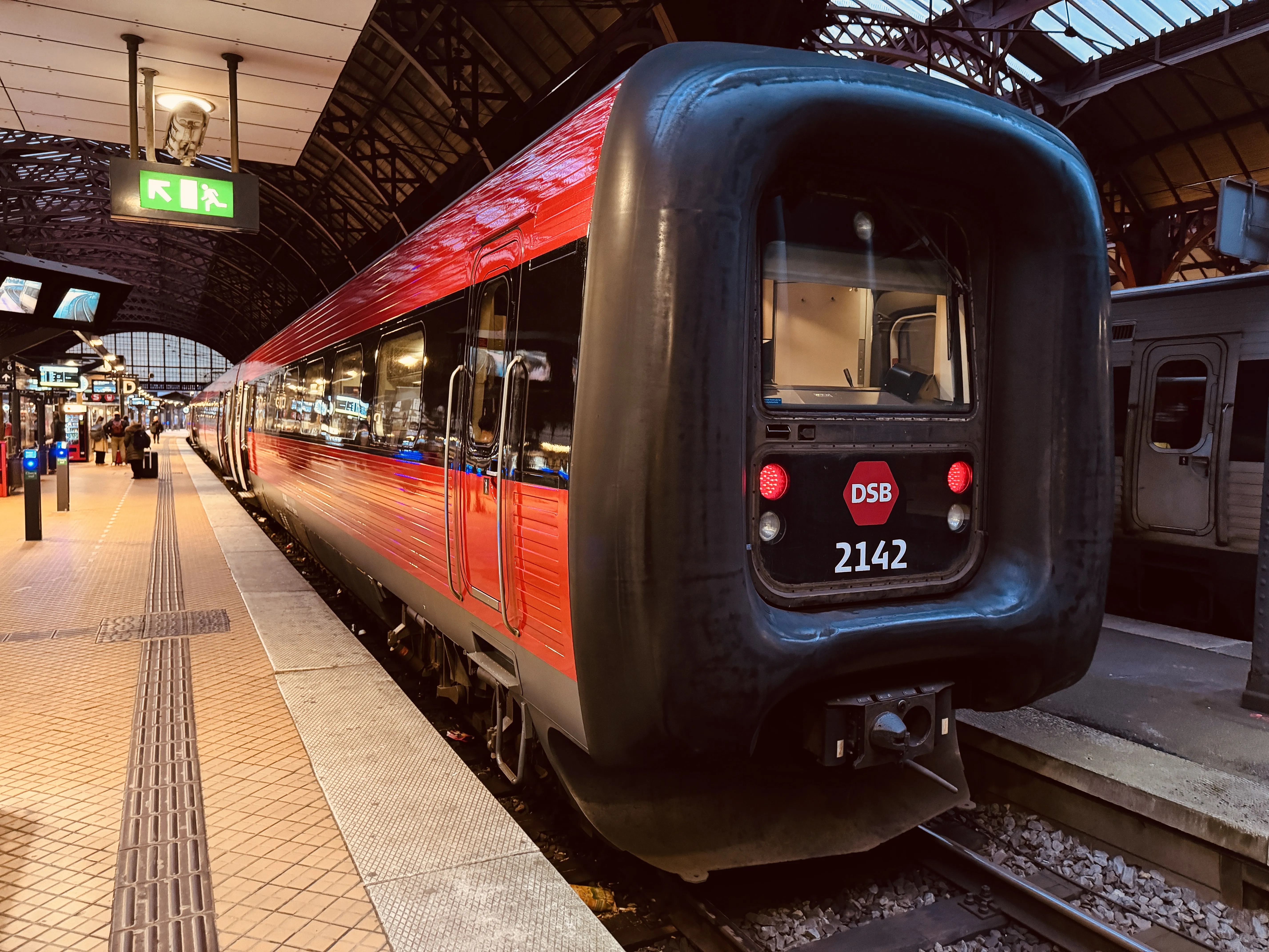 Billede af DSB ER 2042 fotograferet ud for København Hovedbanegård.