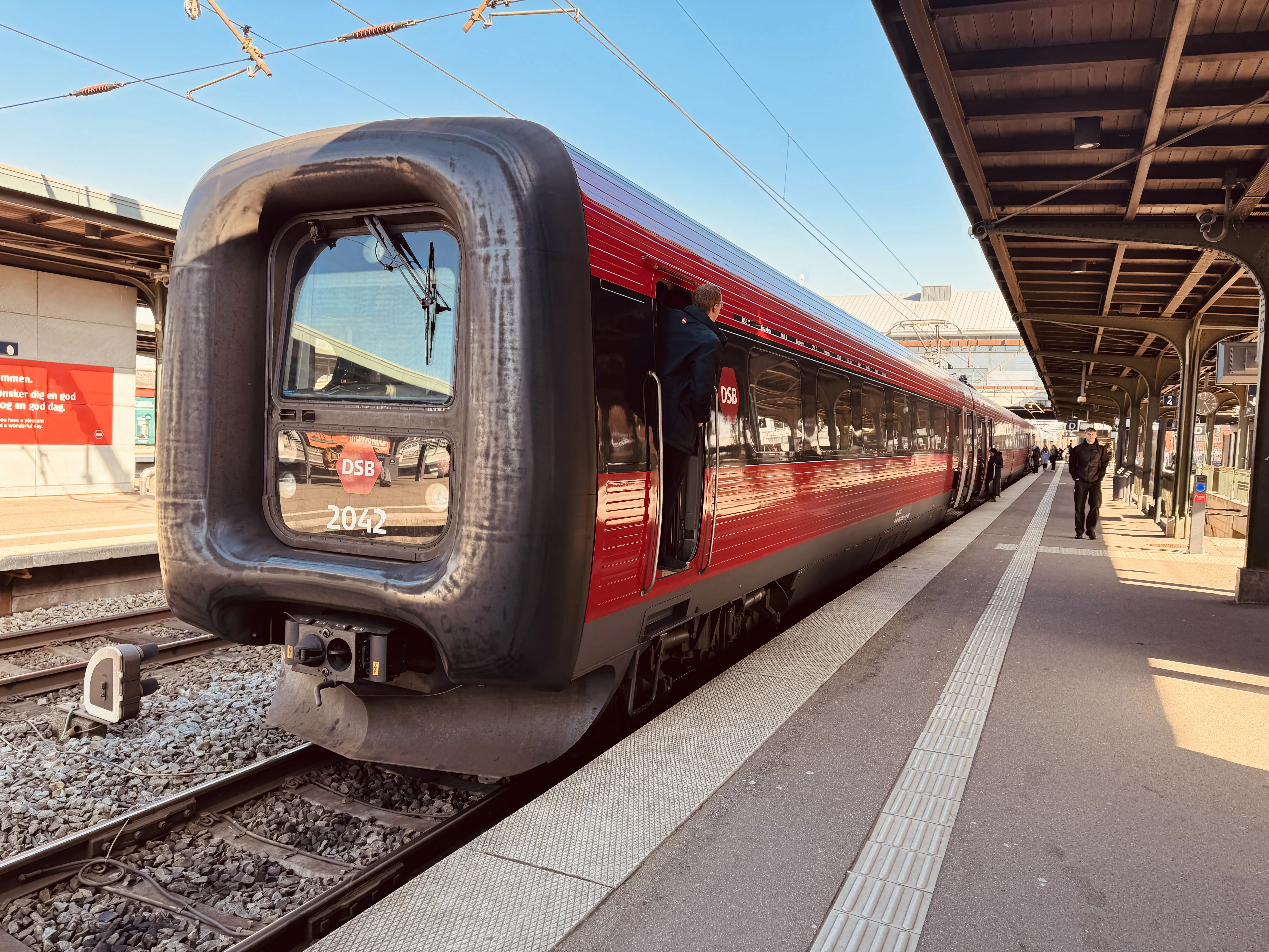 Billede af DSB ER 2042 fotograferet ud for Odense Banegård Center.