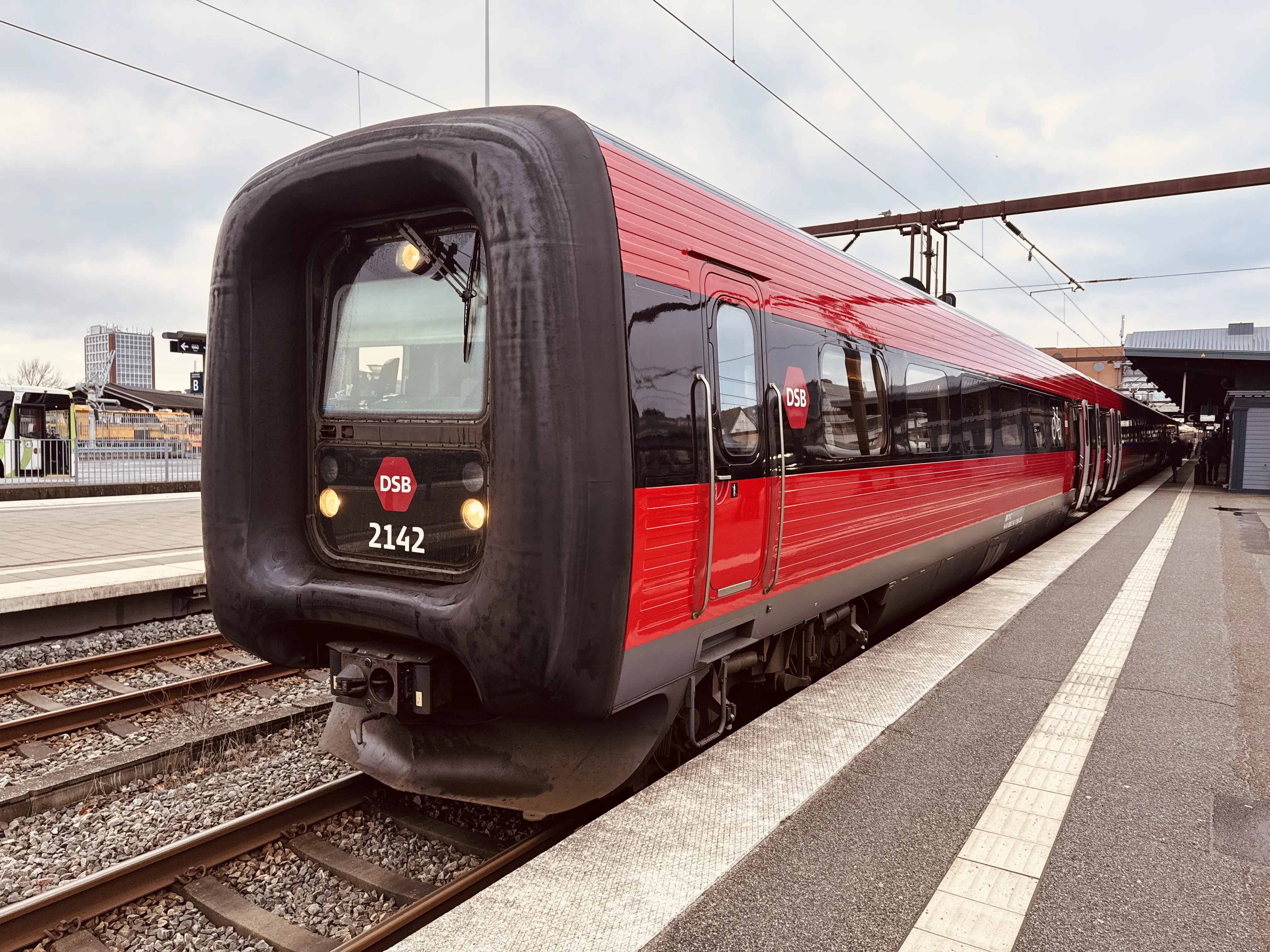 Billede af DSB ER 2042 fotograferet ud for Odense Banegård Center.