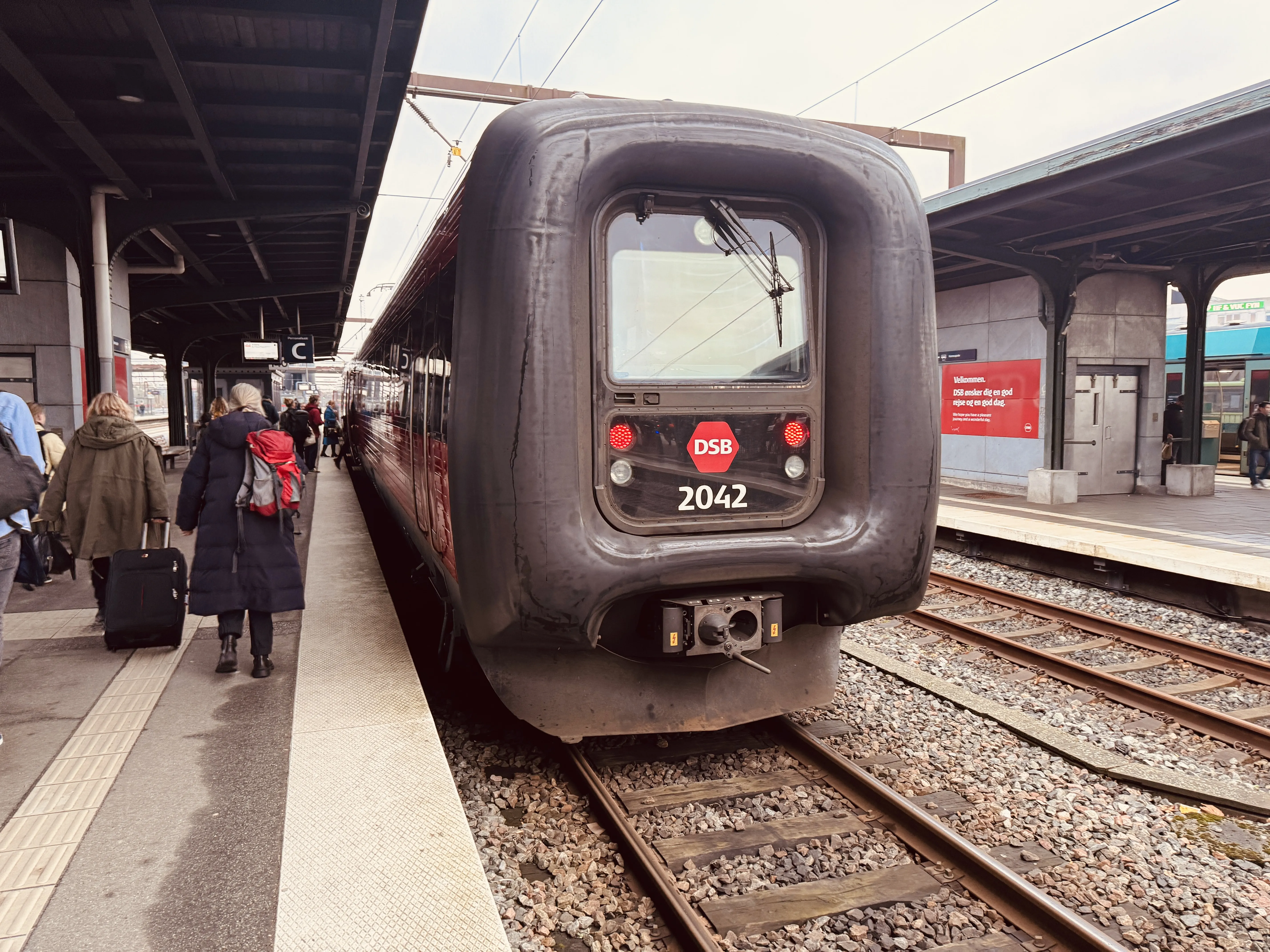 Billede af DSB ER 2042 fotograferet ud for Odense Banegård Center.