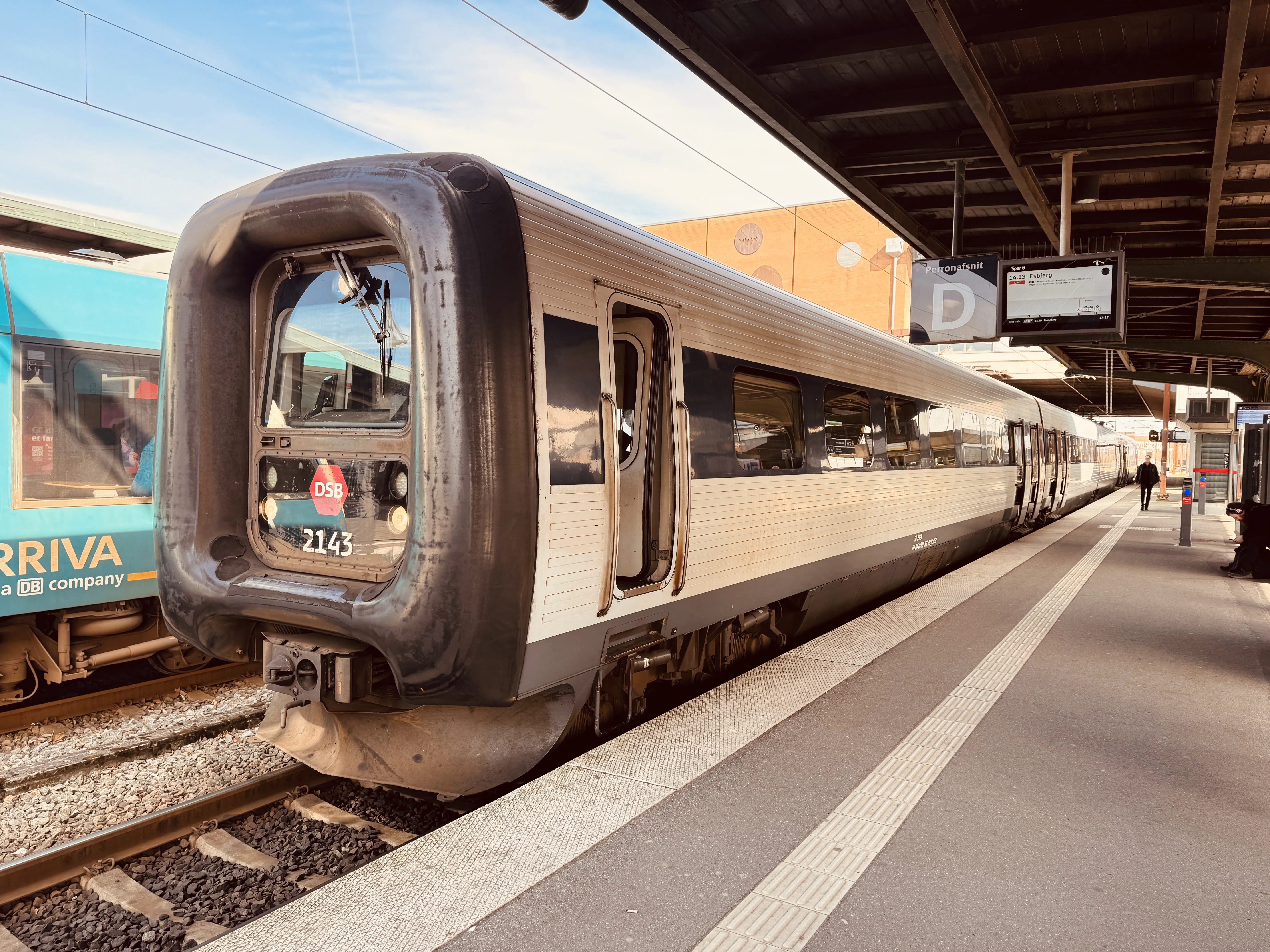 Billede af DSB ER 2043 fotograferet ud for Odense Banegård Center.