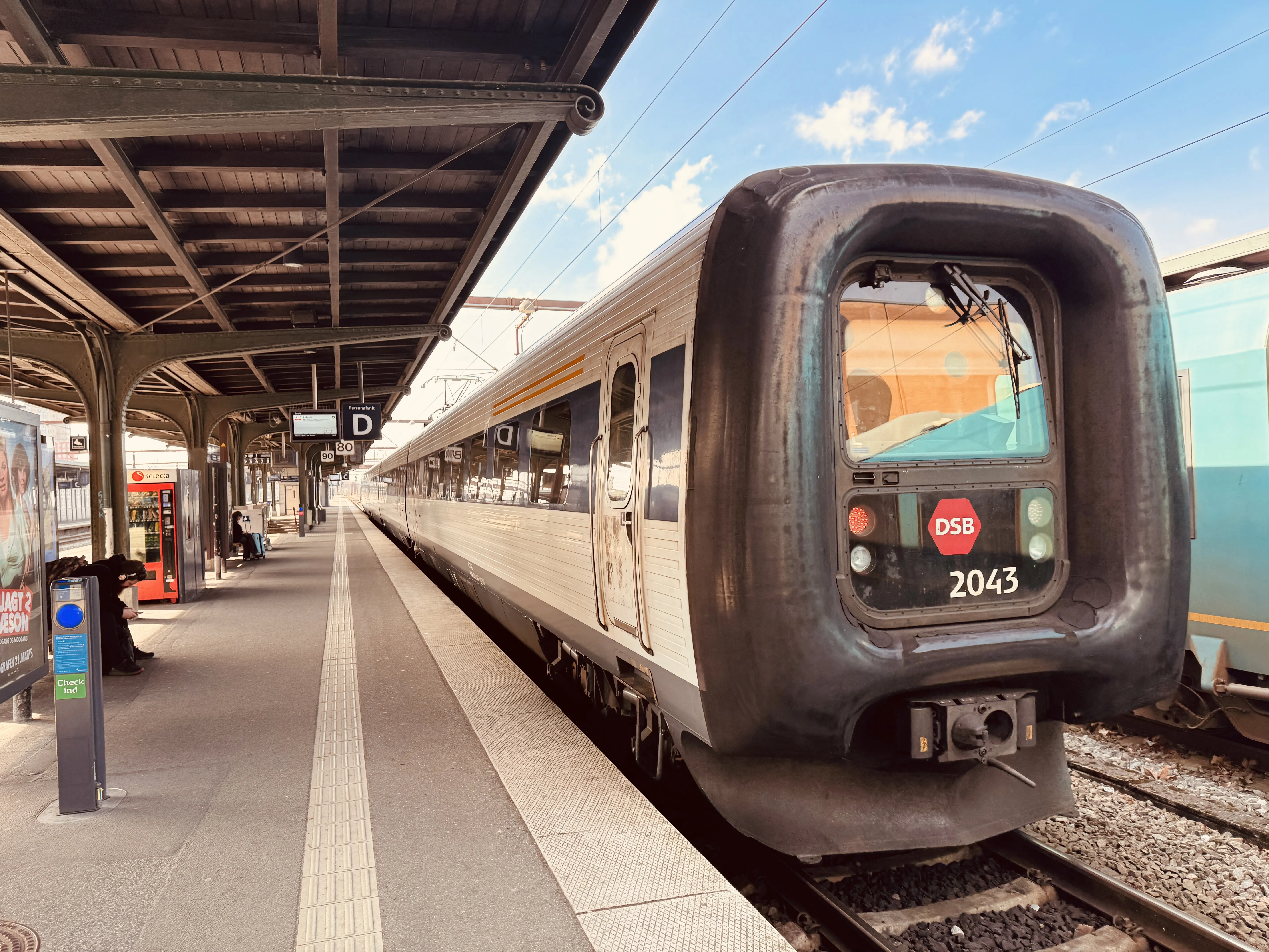 Billede af DSB ER 2043 fotograferet ud for Odense Banegård Center.