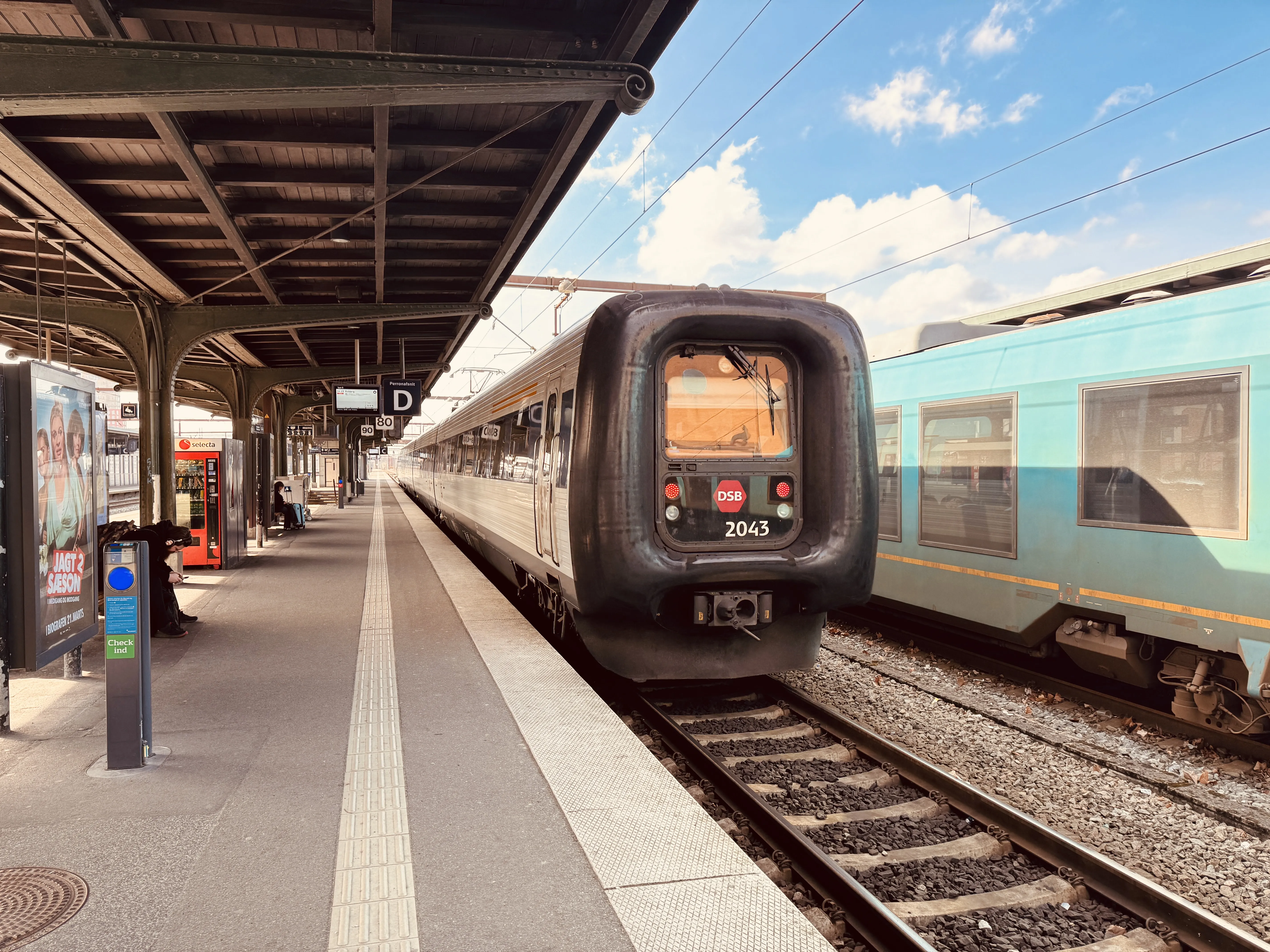 Billede af DSB ER 2043 fotograferet ud for Odense Banegård Center.