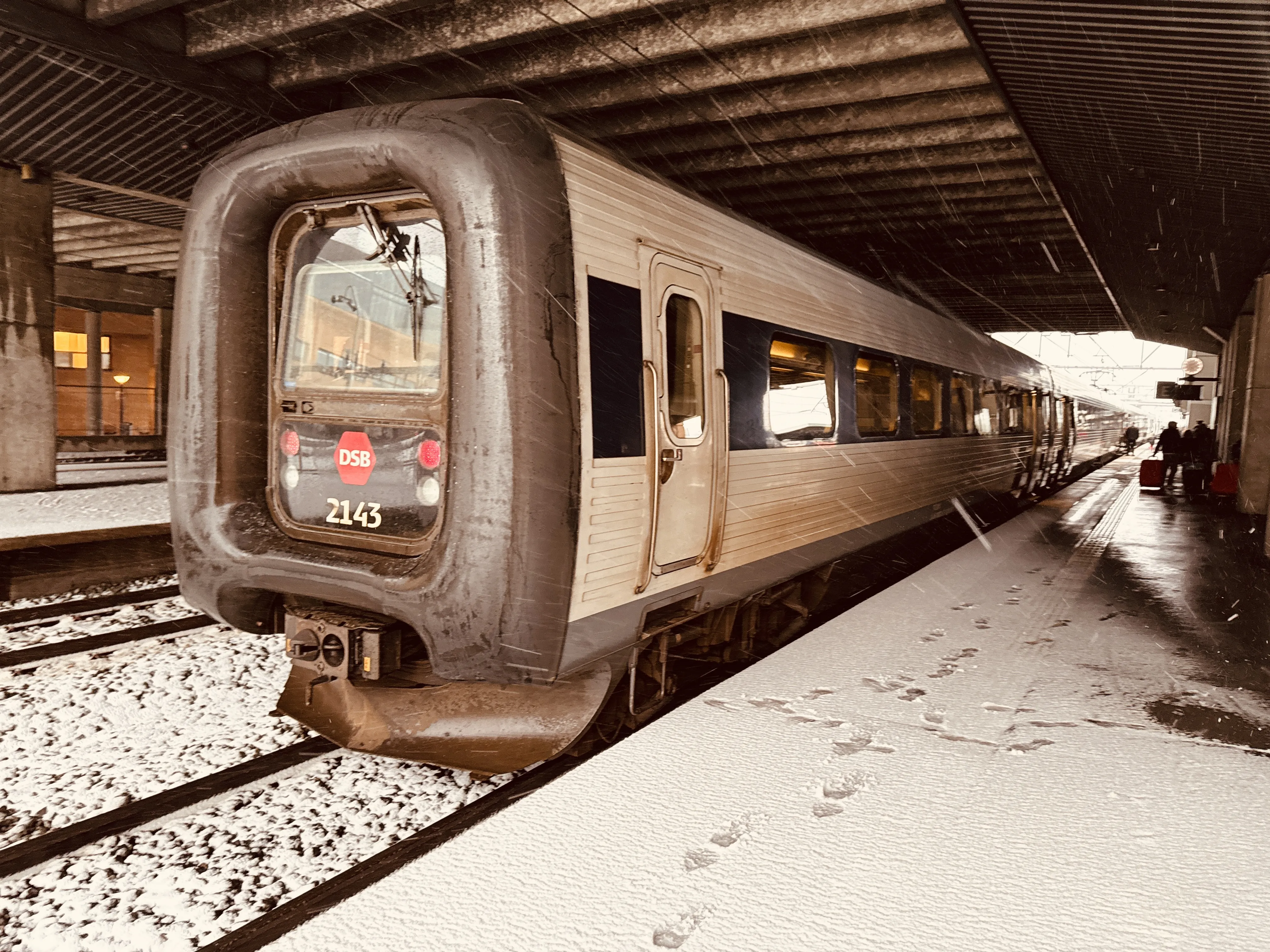 Billede af DSB ER 2043 fotograferet ud for Odense Banegård Center.