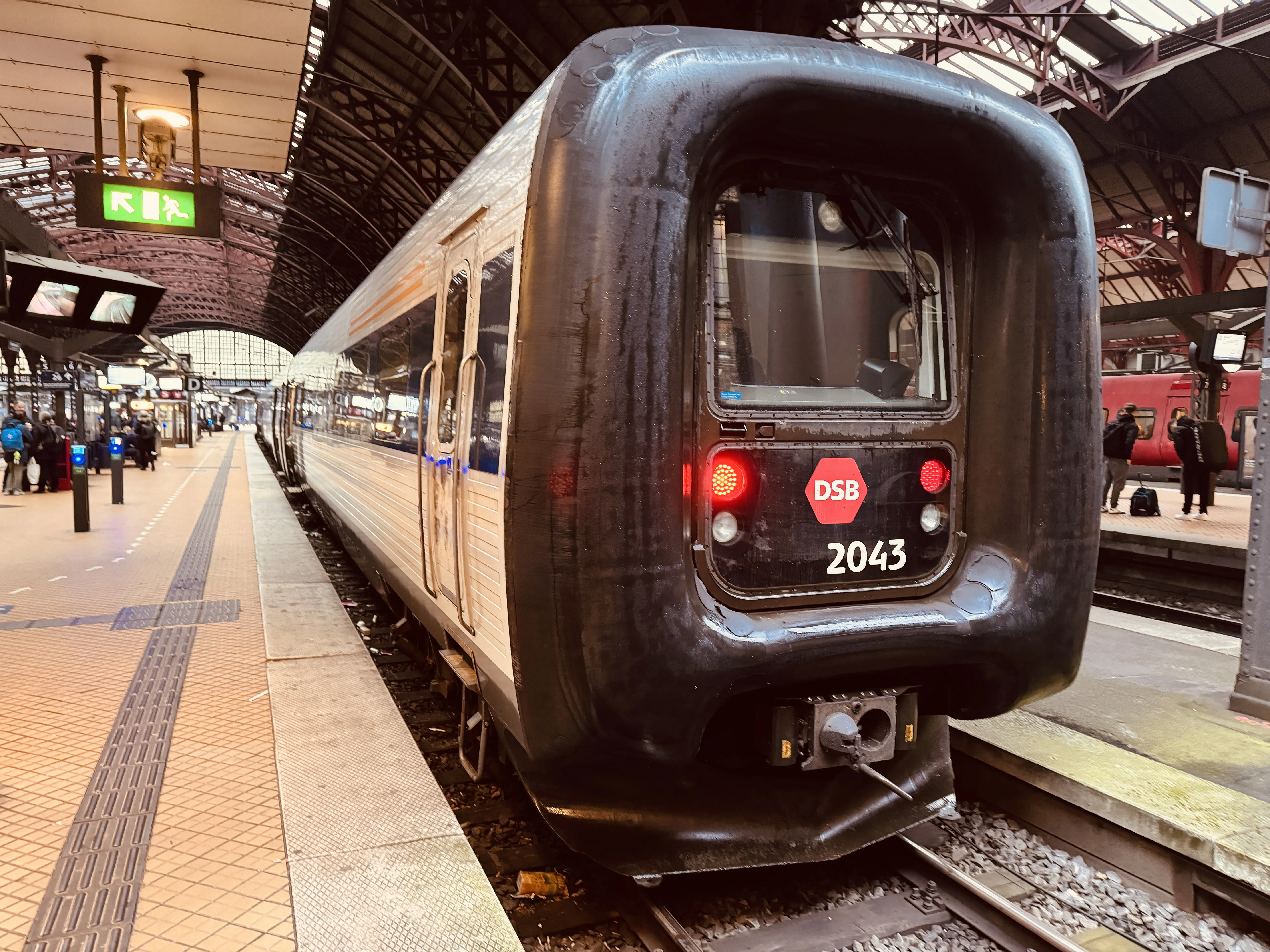 Billede af DSB ER 2043 fotograferet ud for København Hovedbanegård.