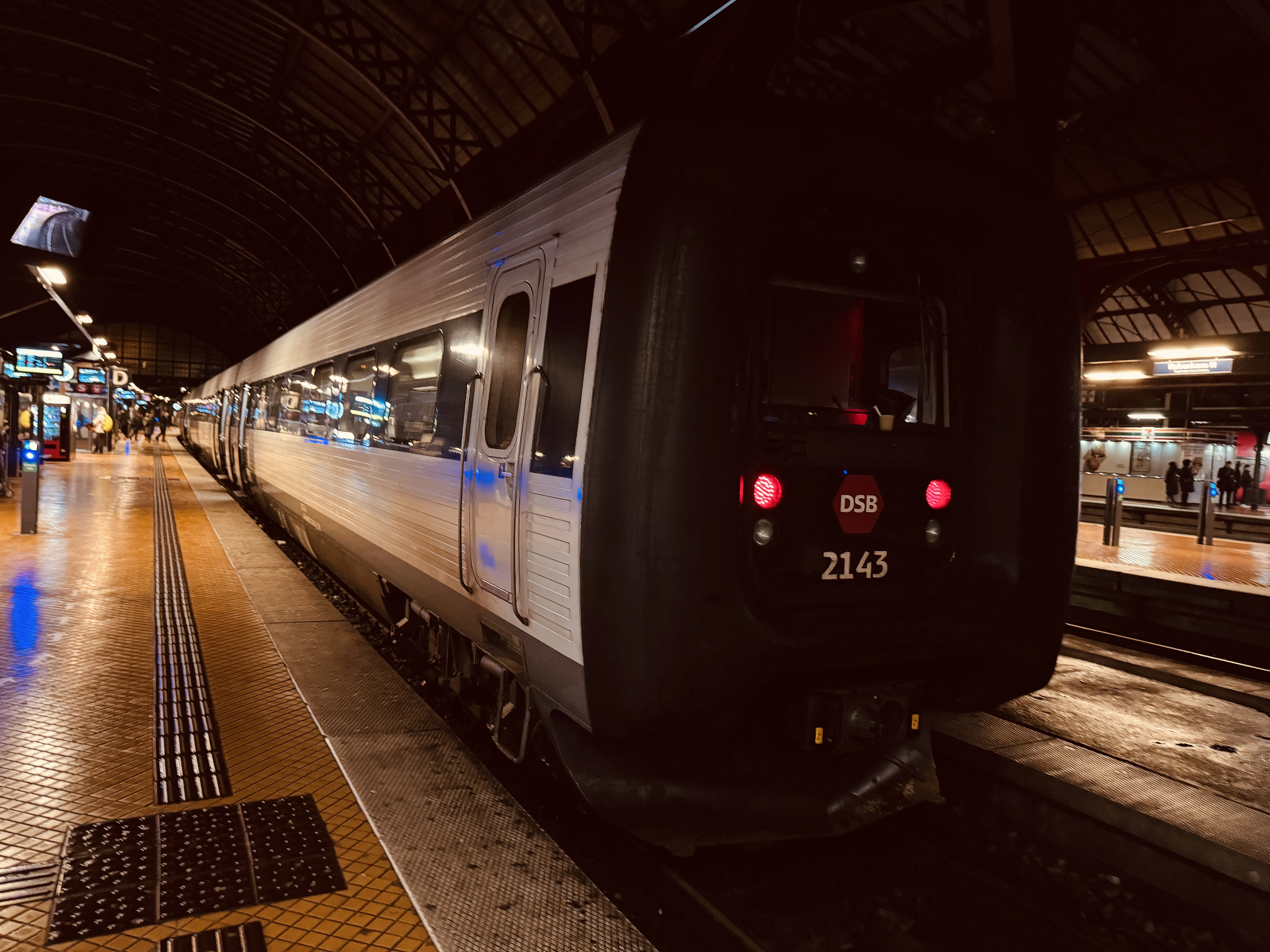 Billede af DSB ER 2043 fotograferet ud for København Hovedbanegård.