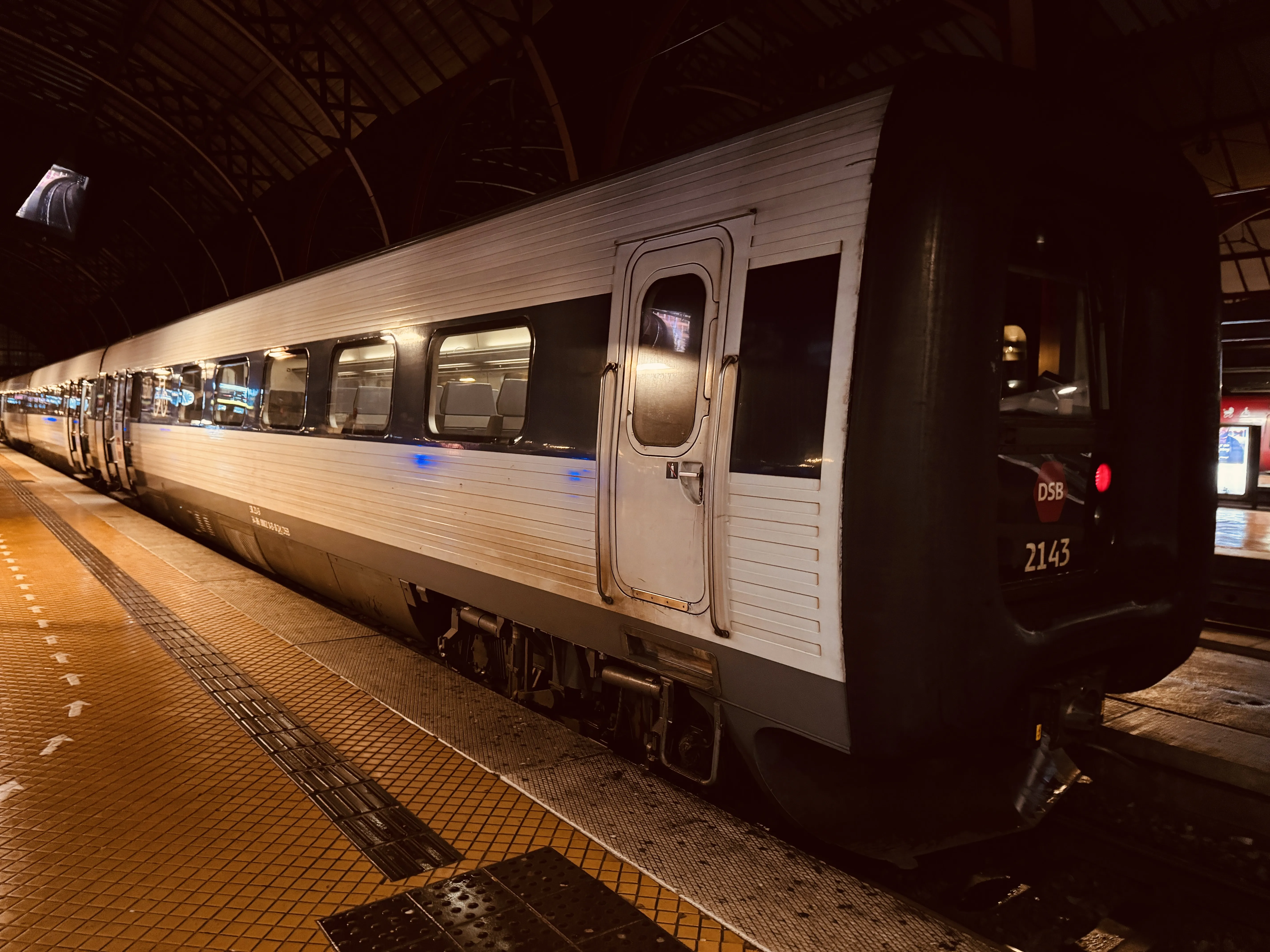 Billede af DSB ER 2043 fotograferet ud for København Hovedbanegård.